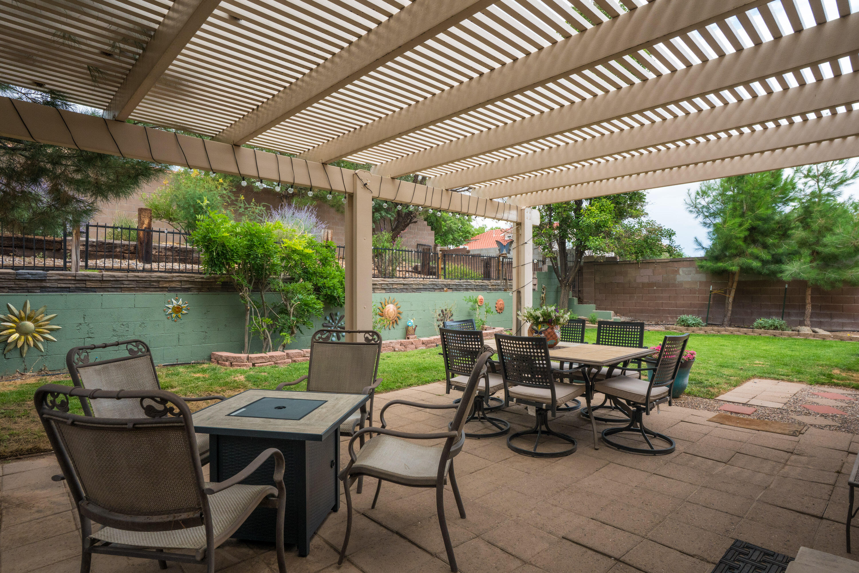 8400 MANUEL CIA Place NE