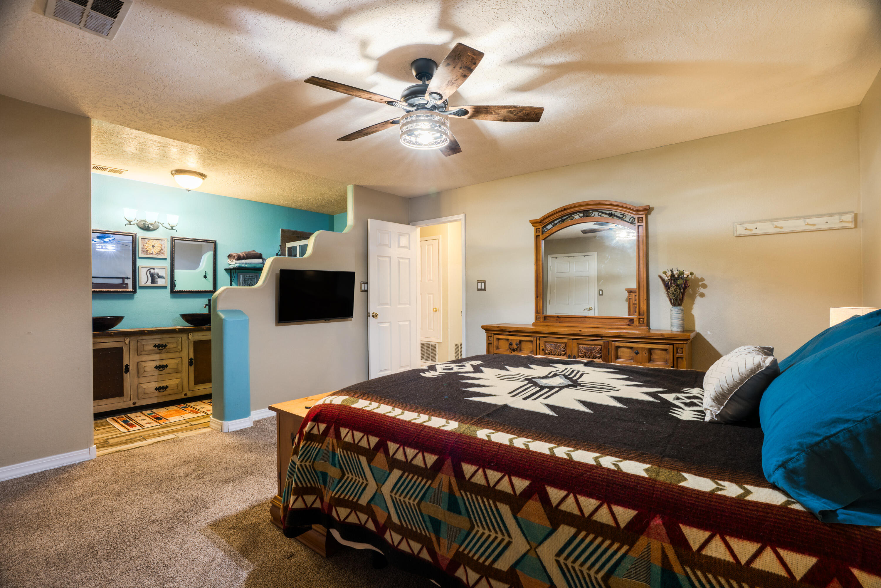 8400 MANUEL CIA Place NE