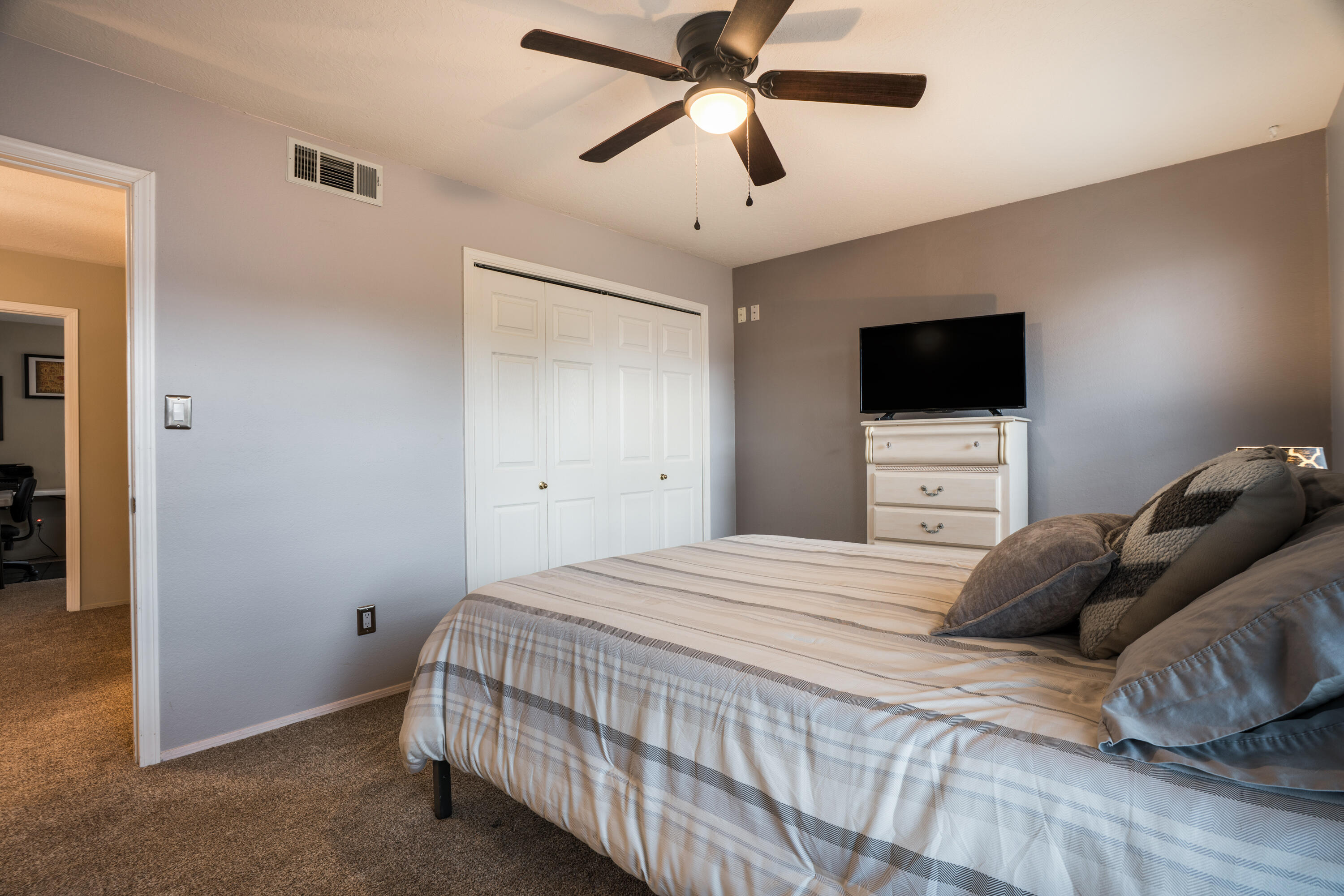 8400 MANUEL CIA Place NE