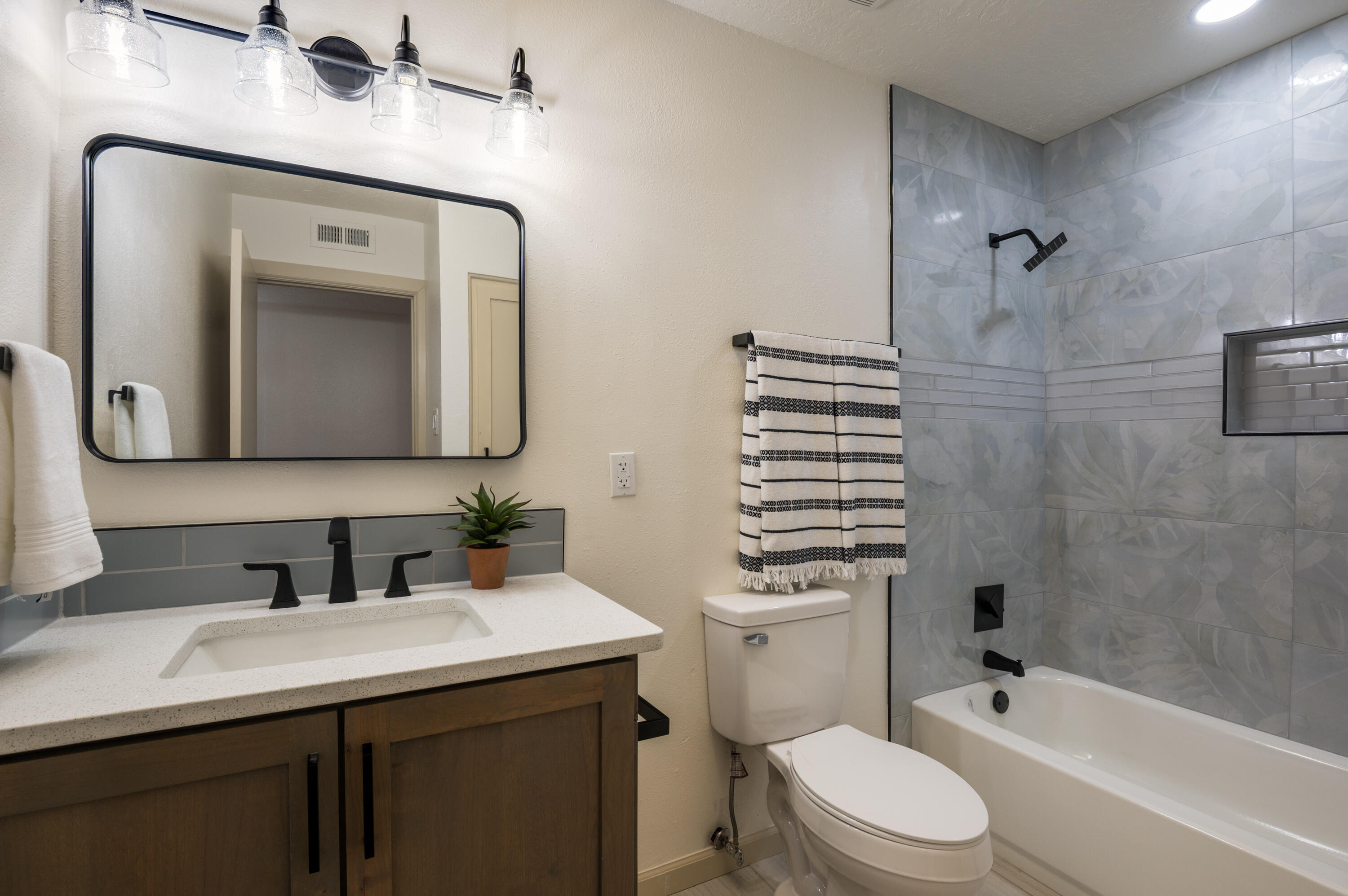 8601 BELLEHAVEN Place NE