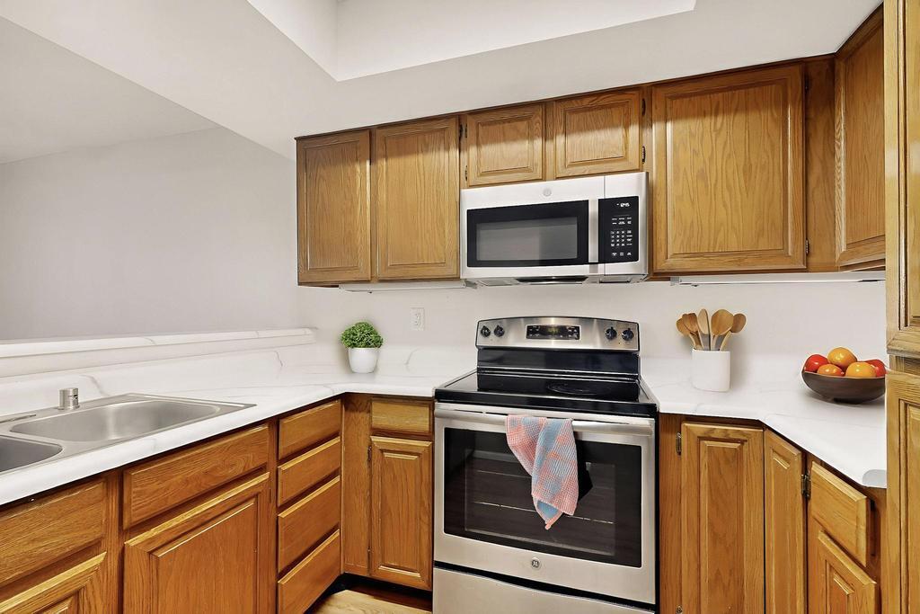 6093 MCKINNEY Drive NE