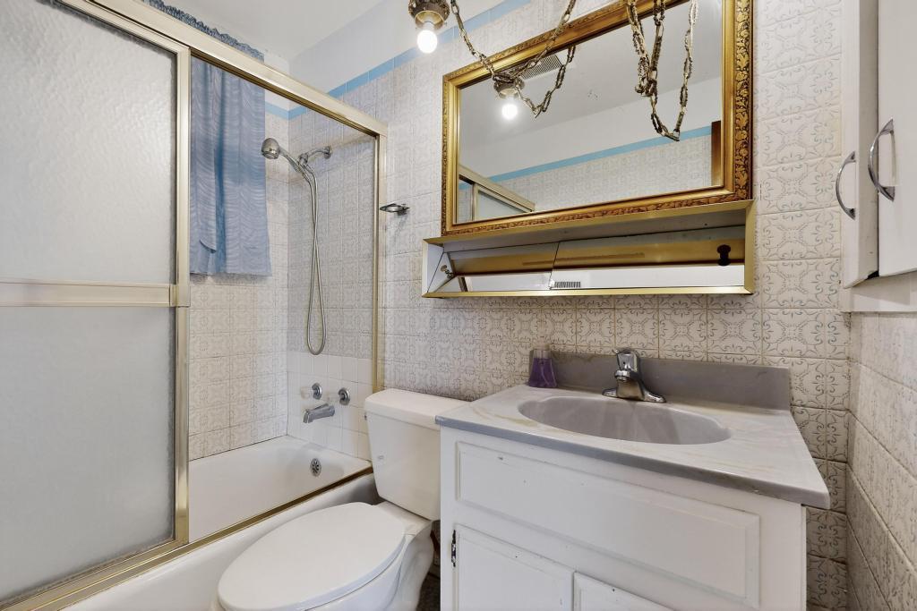 3409 VALENCIA Drive NE