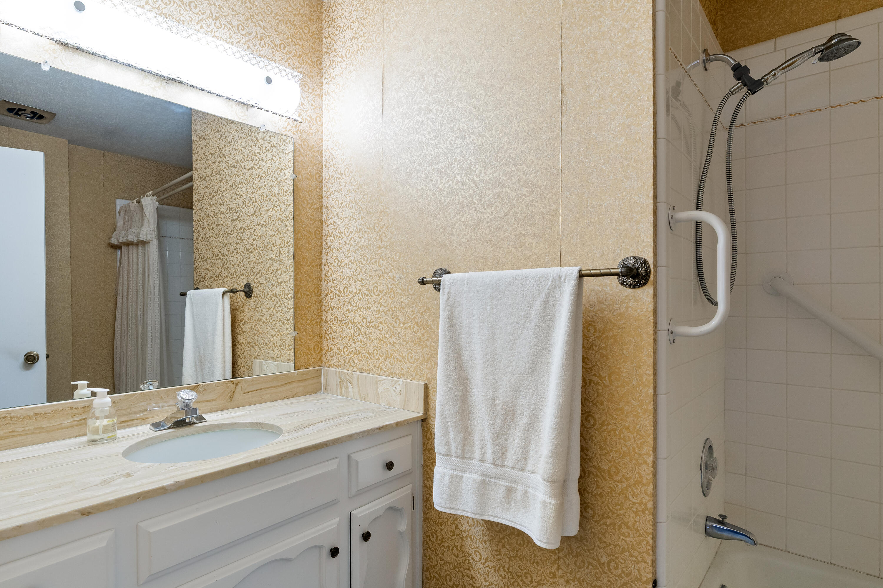 8130 AVENIDA LA PRESTINA NE