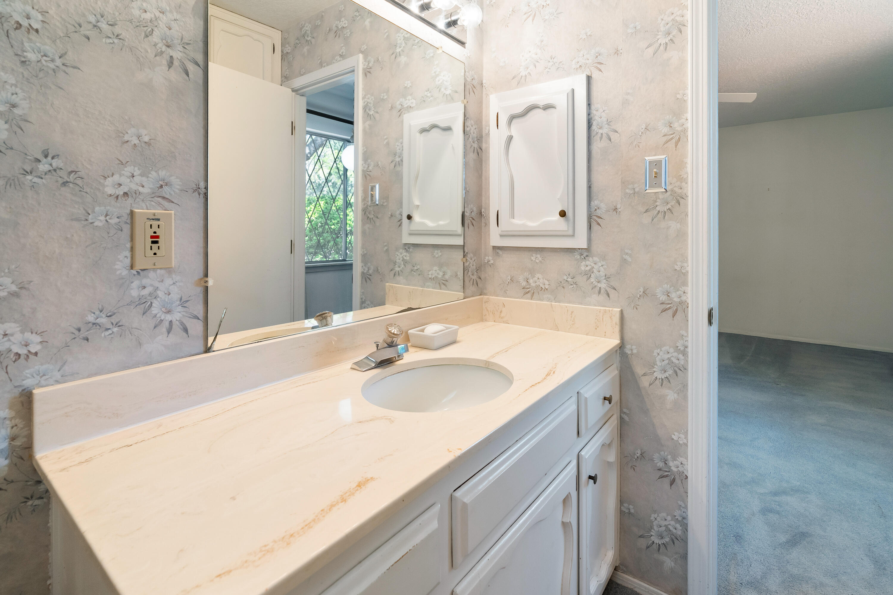 8130 AVENIDA LA PRESTINA NE