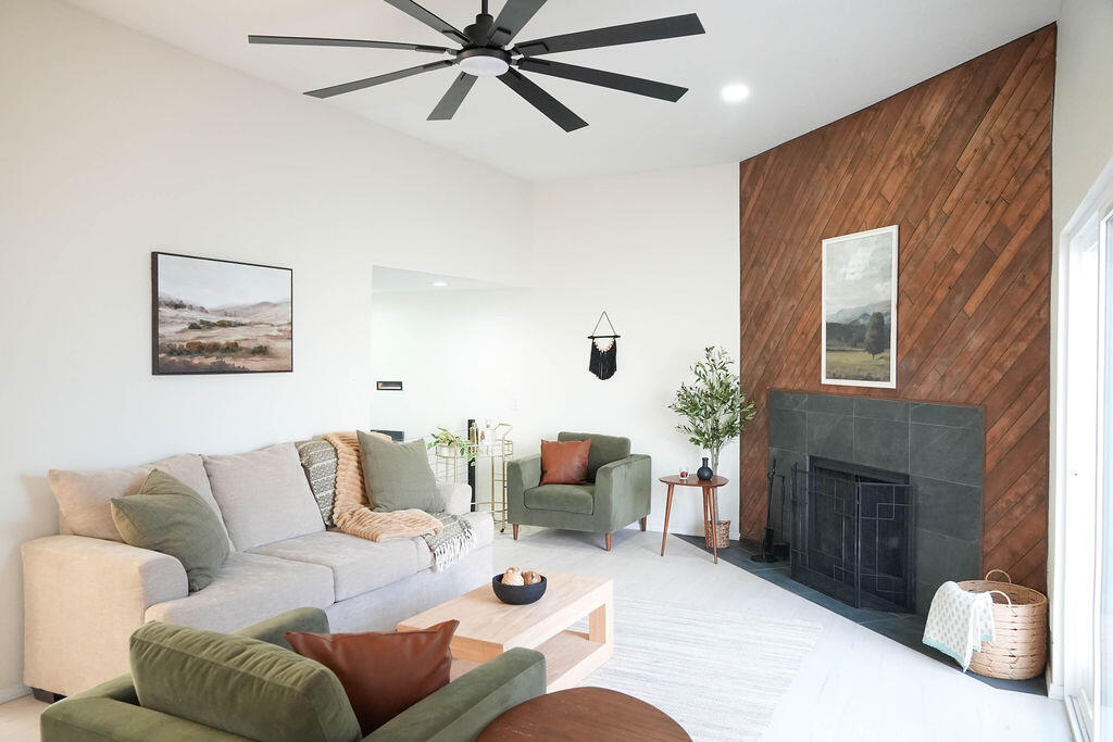 1701 MIRACERROS Place NE