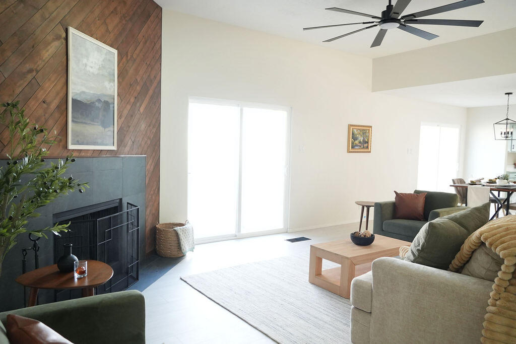 1701 MIRACERROS Place NE