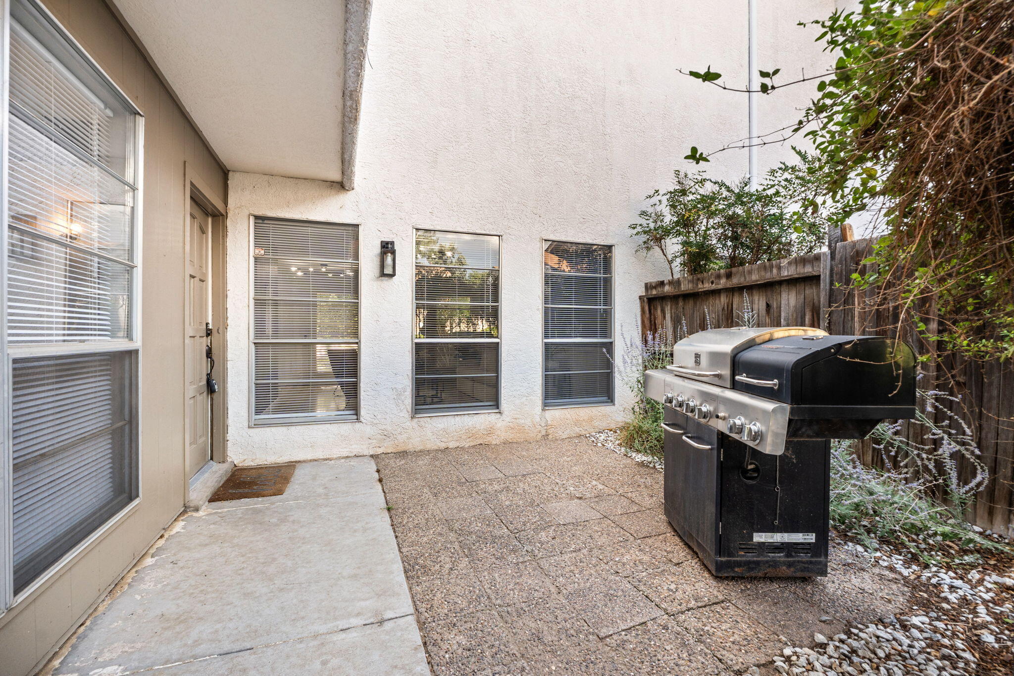 10548 MONTGOMERY Boulevard NE