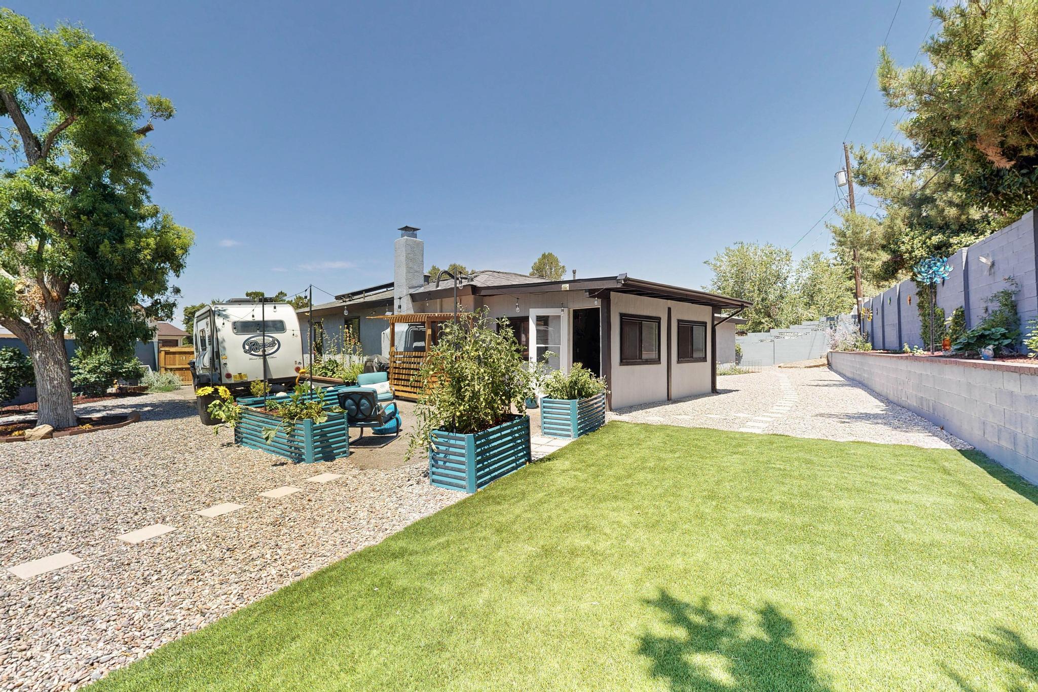 1602 HIAWATHA Drive NE