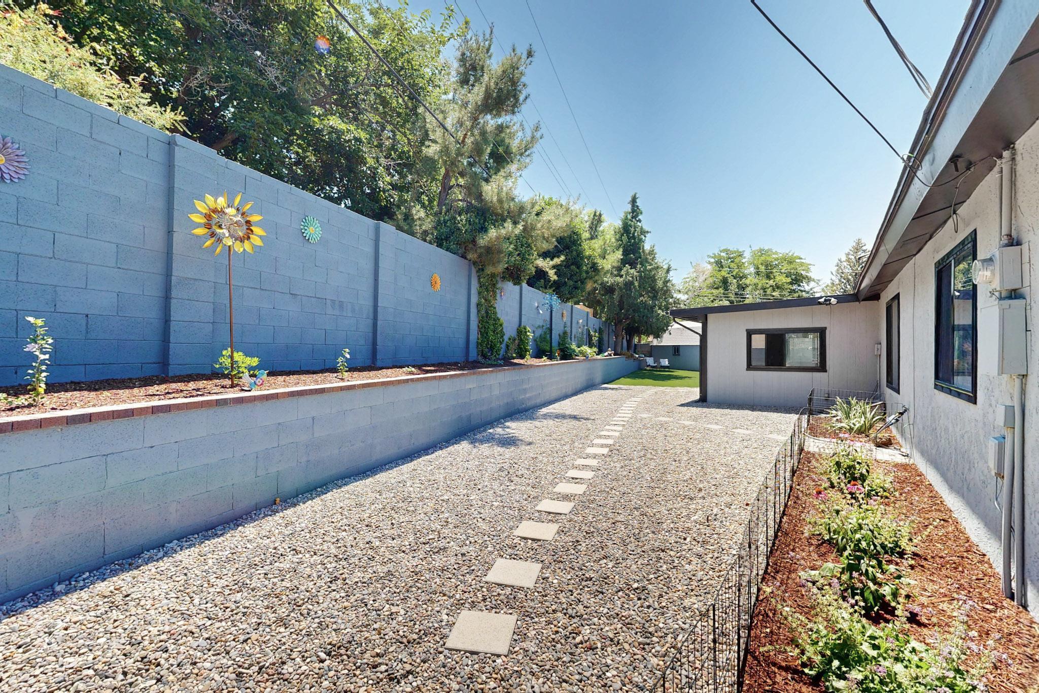 1602 HIAWATHA Drive NE