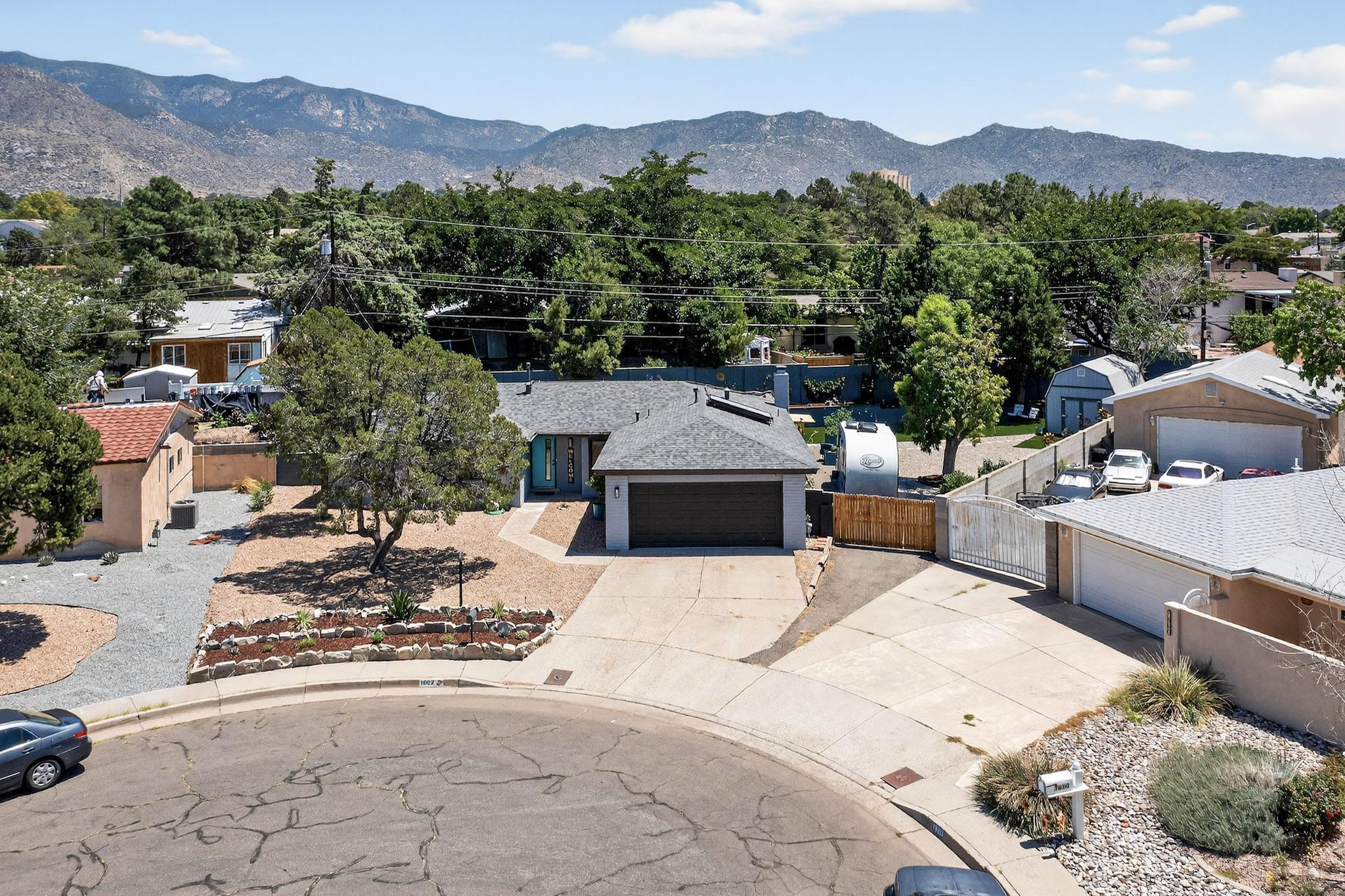 1602 HIAWATHA Drive NE