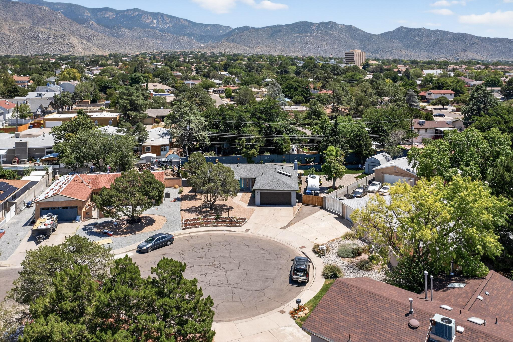 1602 HIAWATHA Drive NE