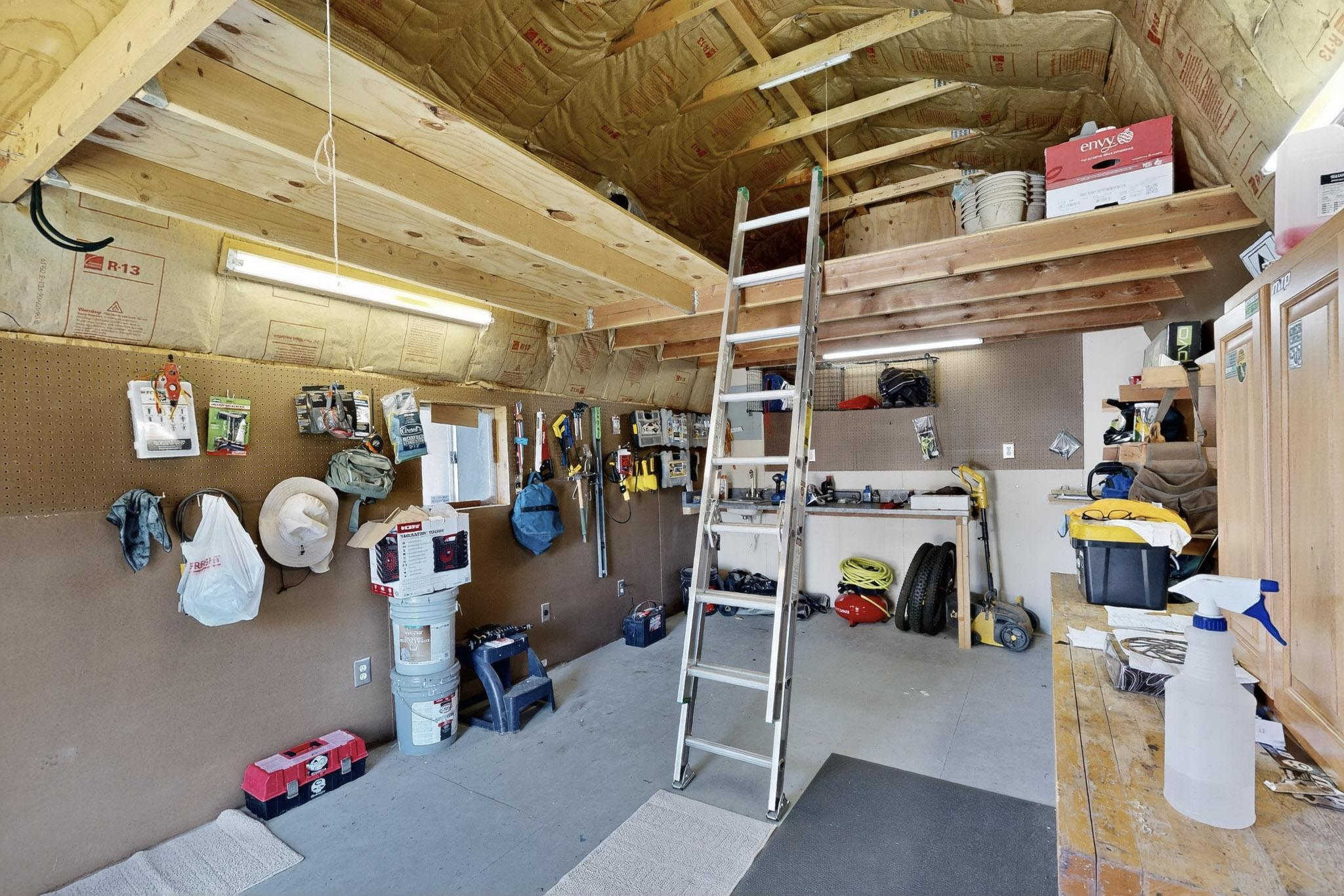 1602 HIAWATHA Drive NE