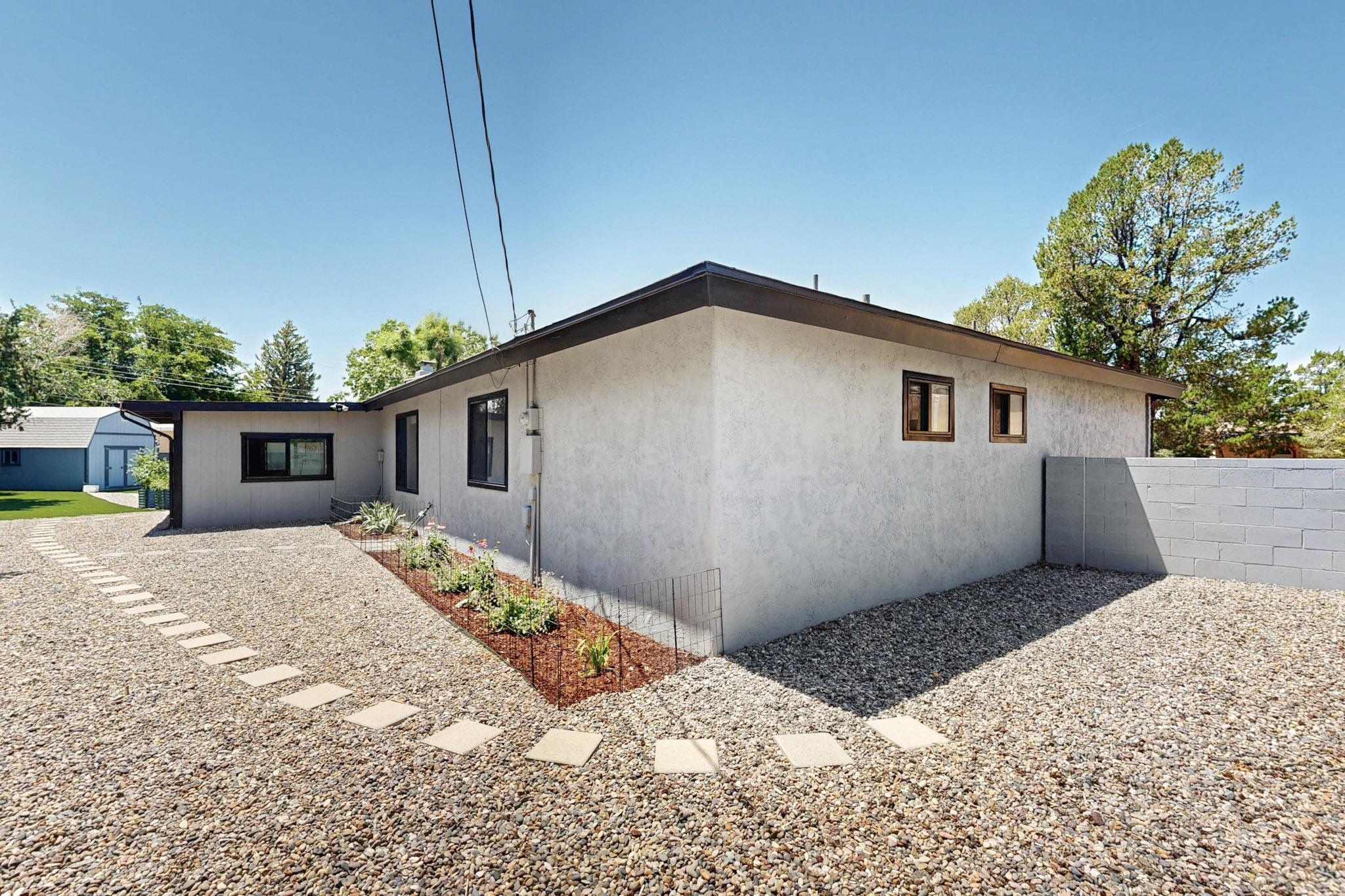 1602 HIAWATHA Drive NE