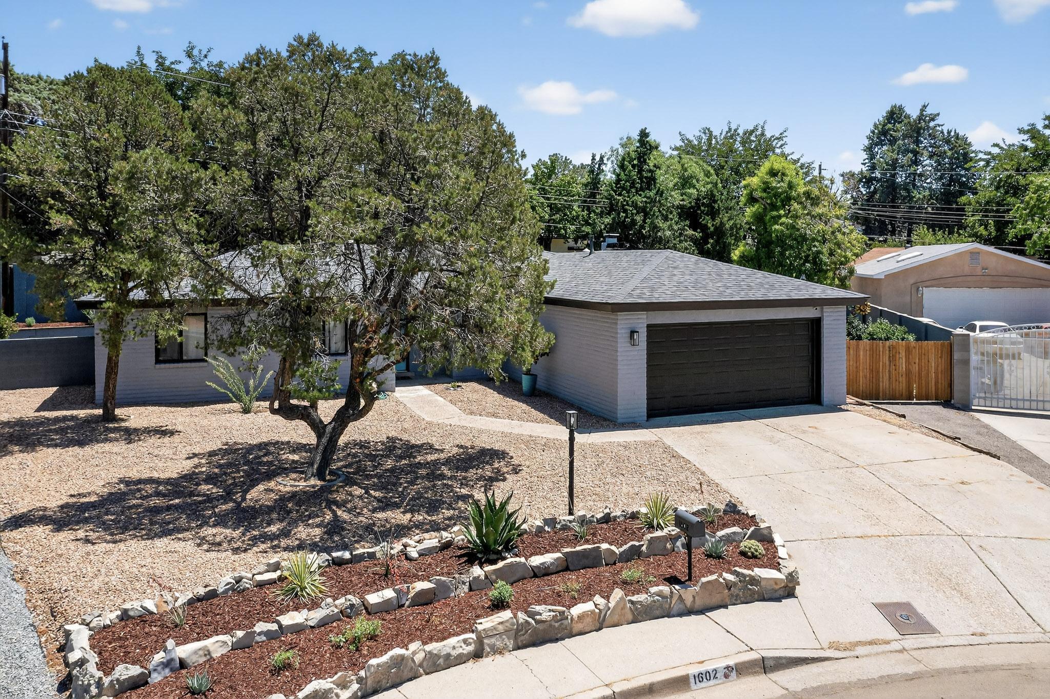 1602 HIAWATHA Drive NE