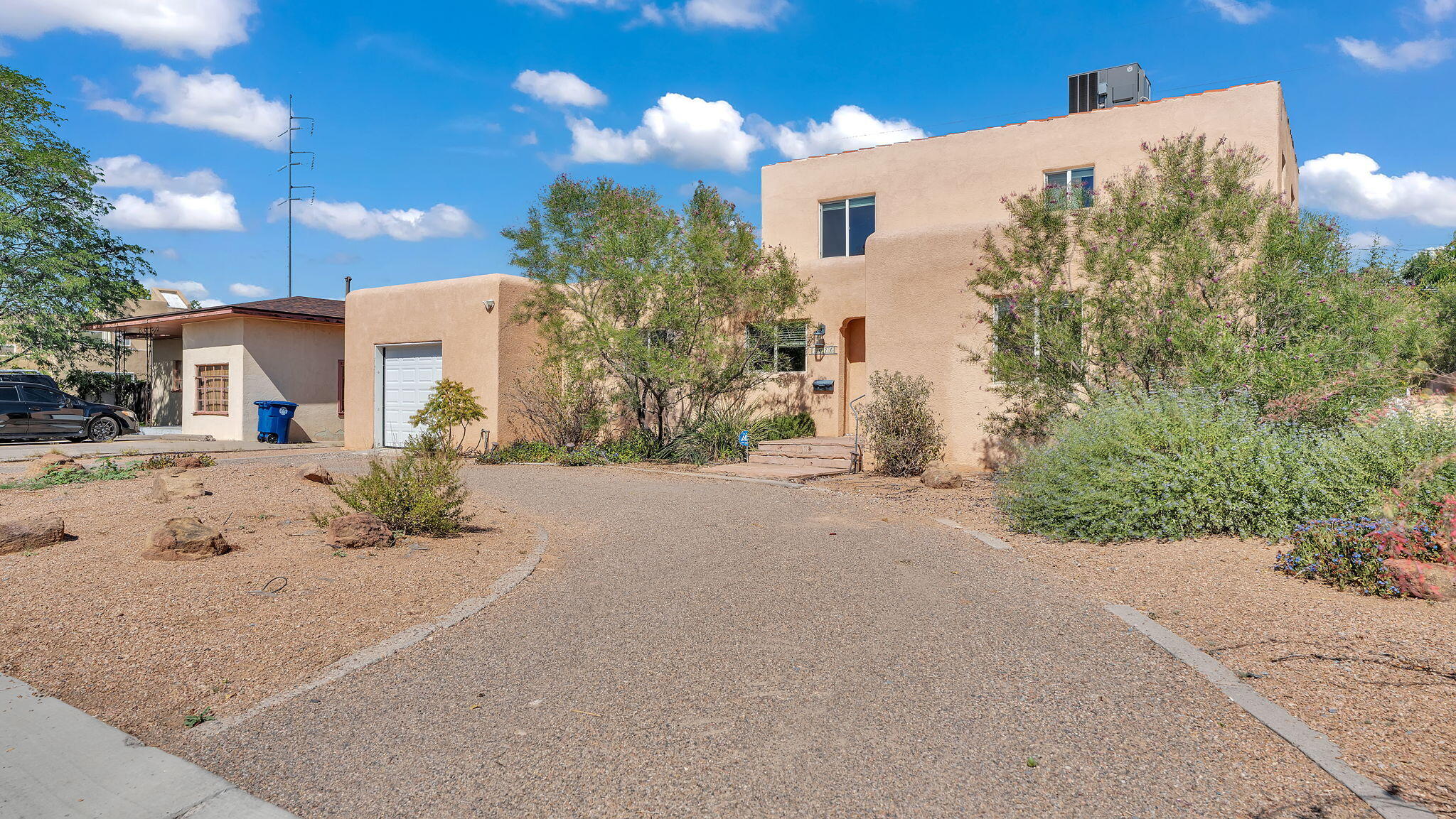 1025 VASSAR Drive NE