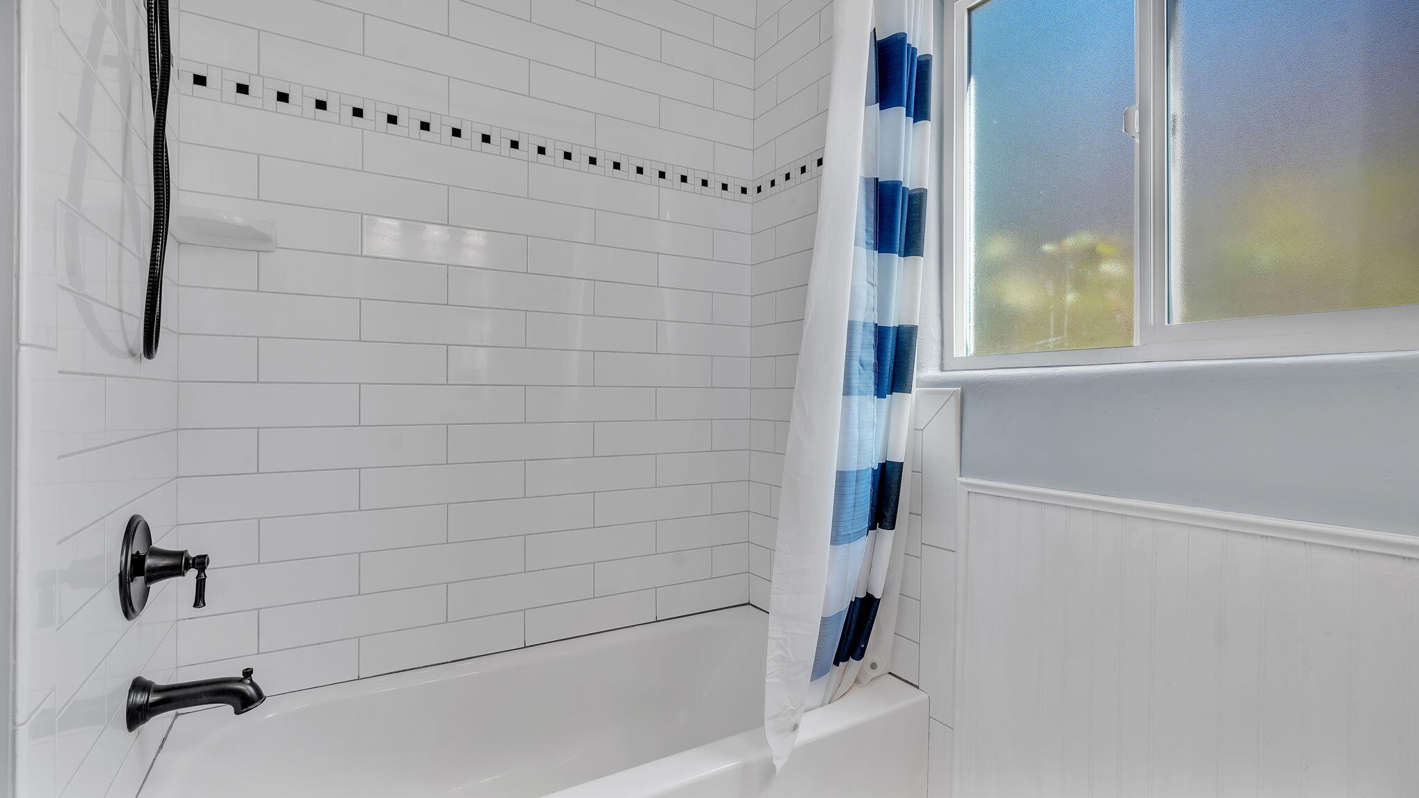 1025 VASSAR Drive NE