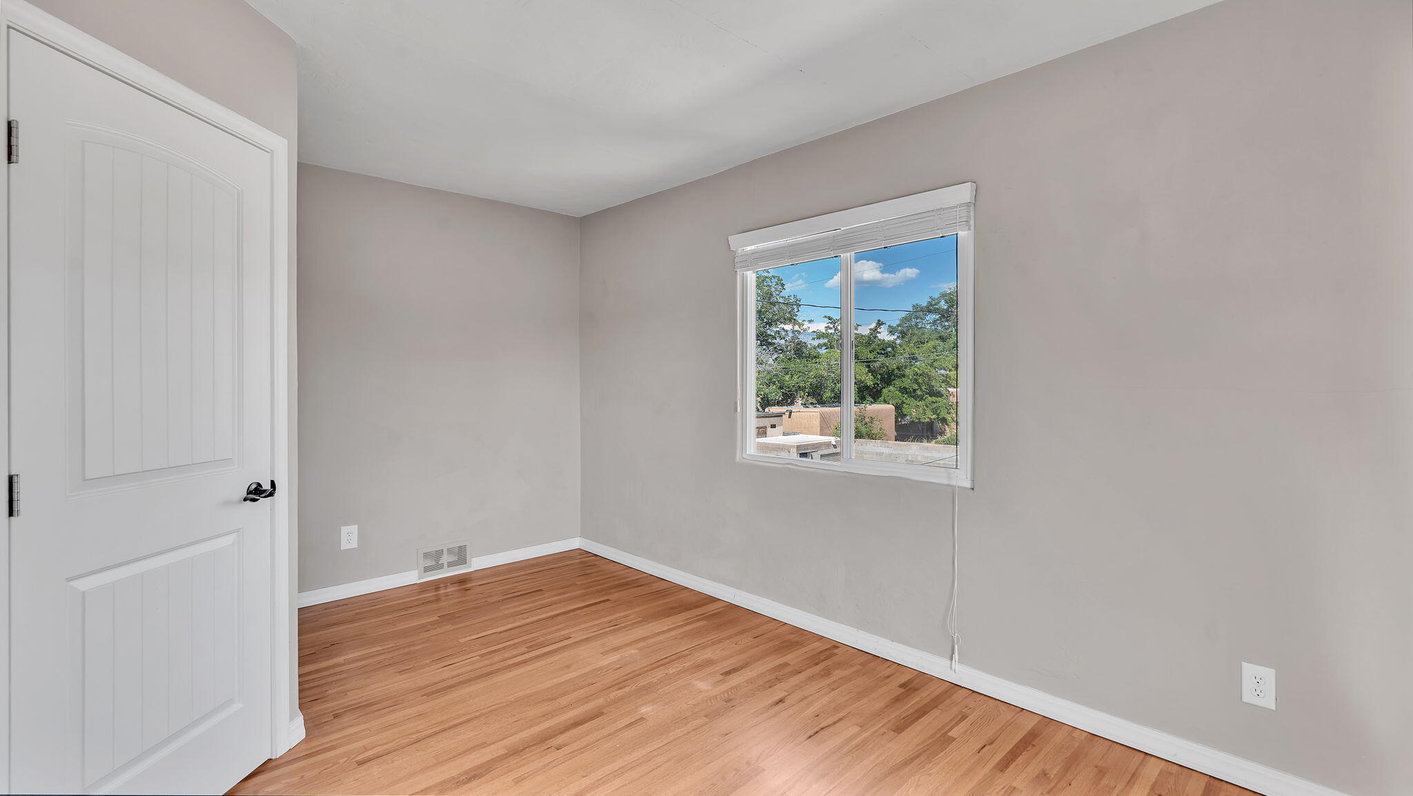 1025 VASSAR Drive NE