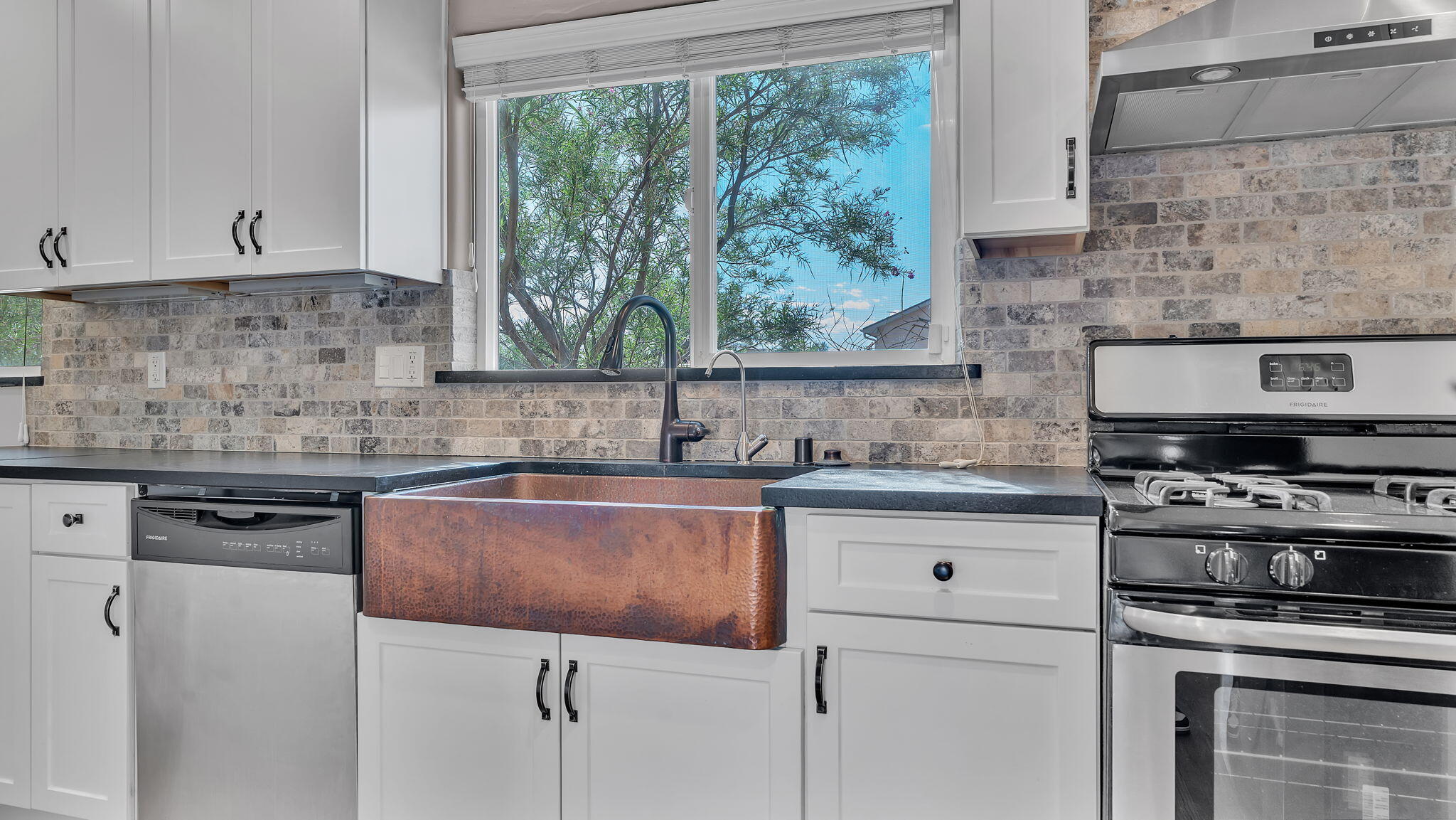 1025 VASSAR Drive NE