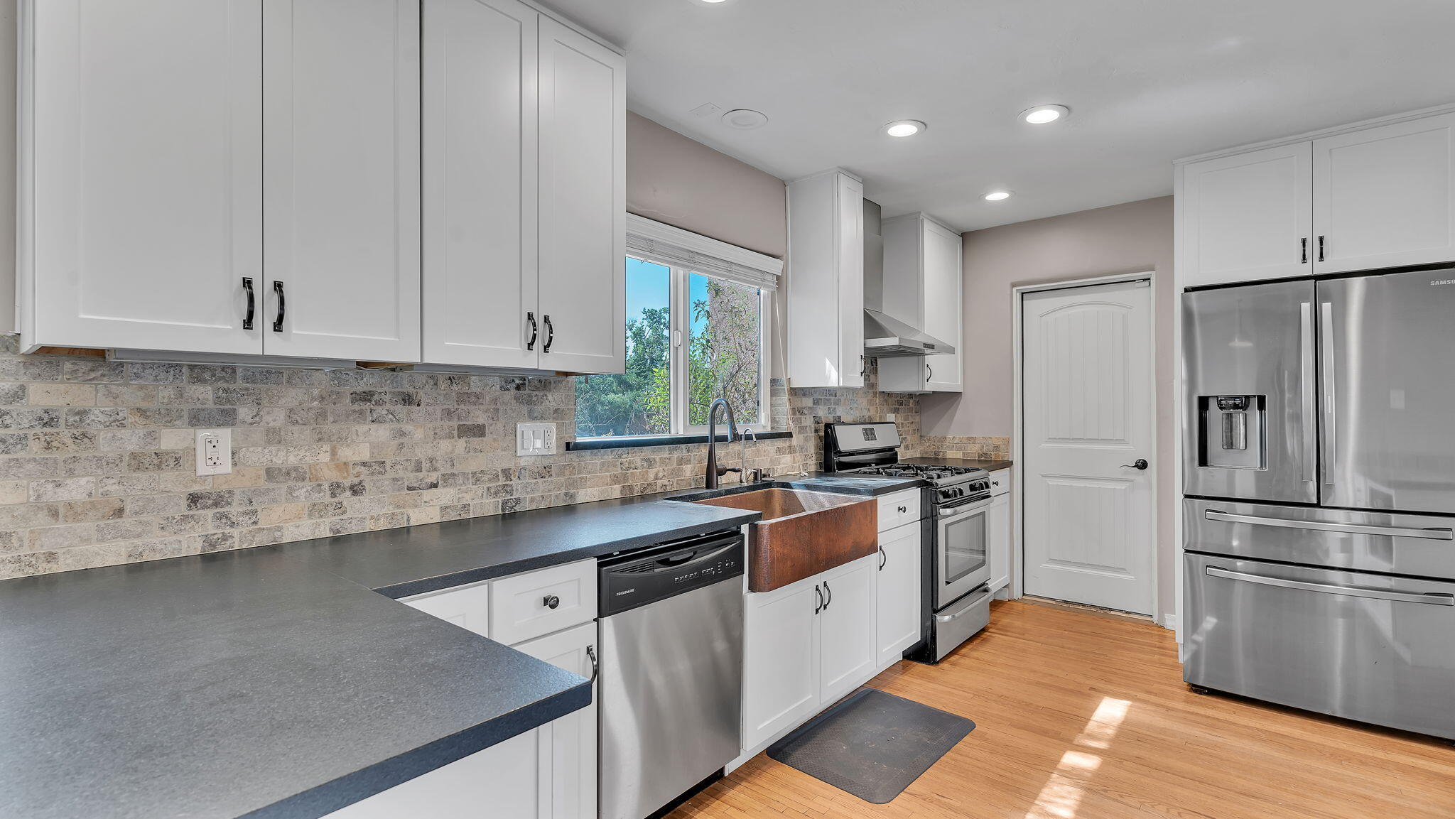 1025 VASSAR Drive NE