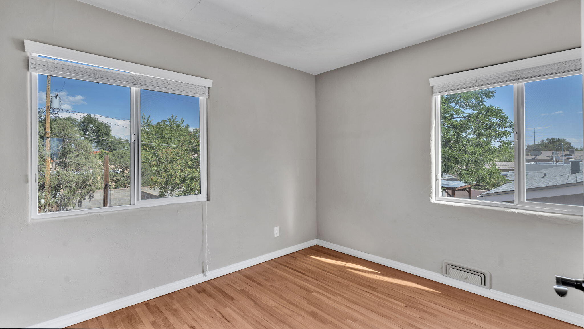 1025 VASSAR Drive NE