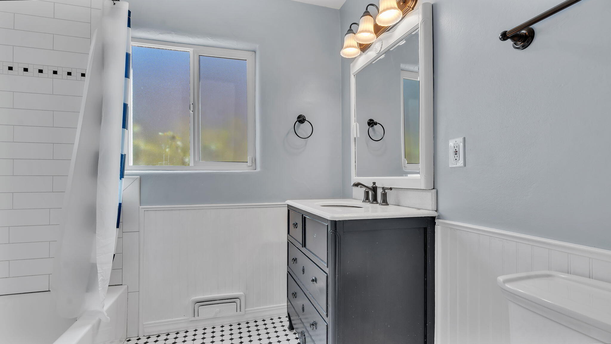 1025 VASSAR Drive NE