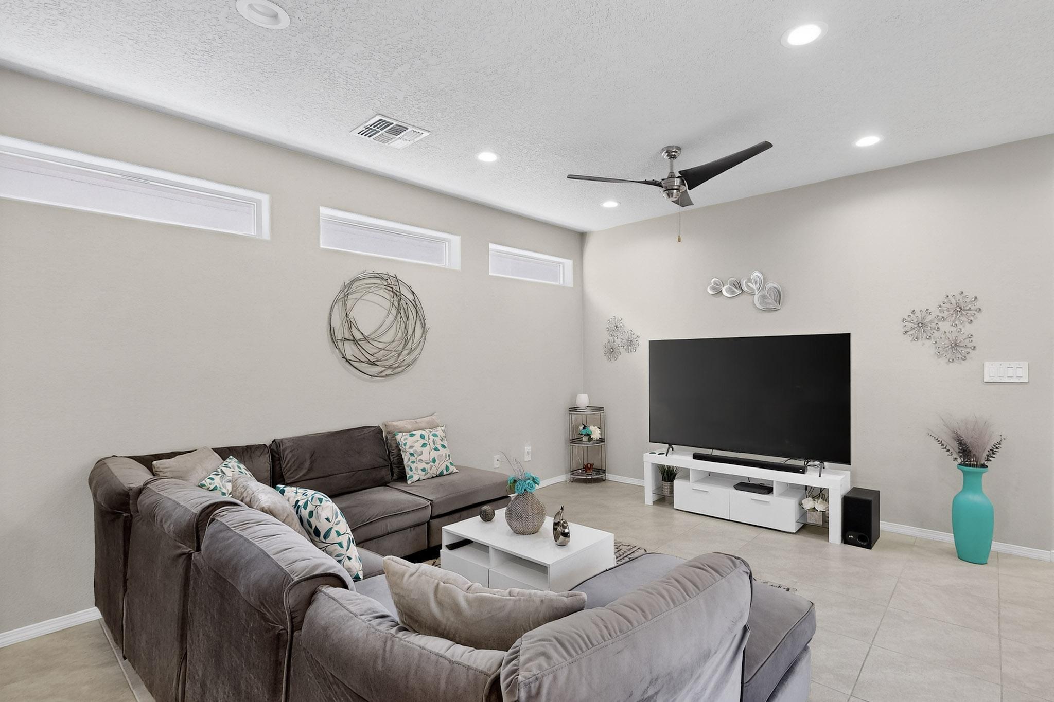 1641 TIERRA VERDE Loop