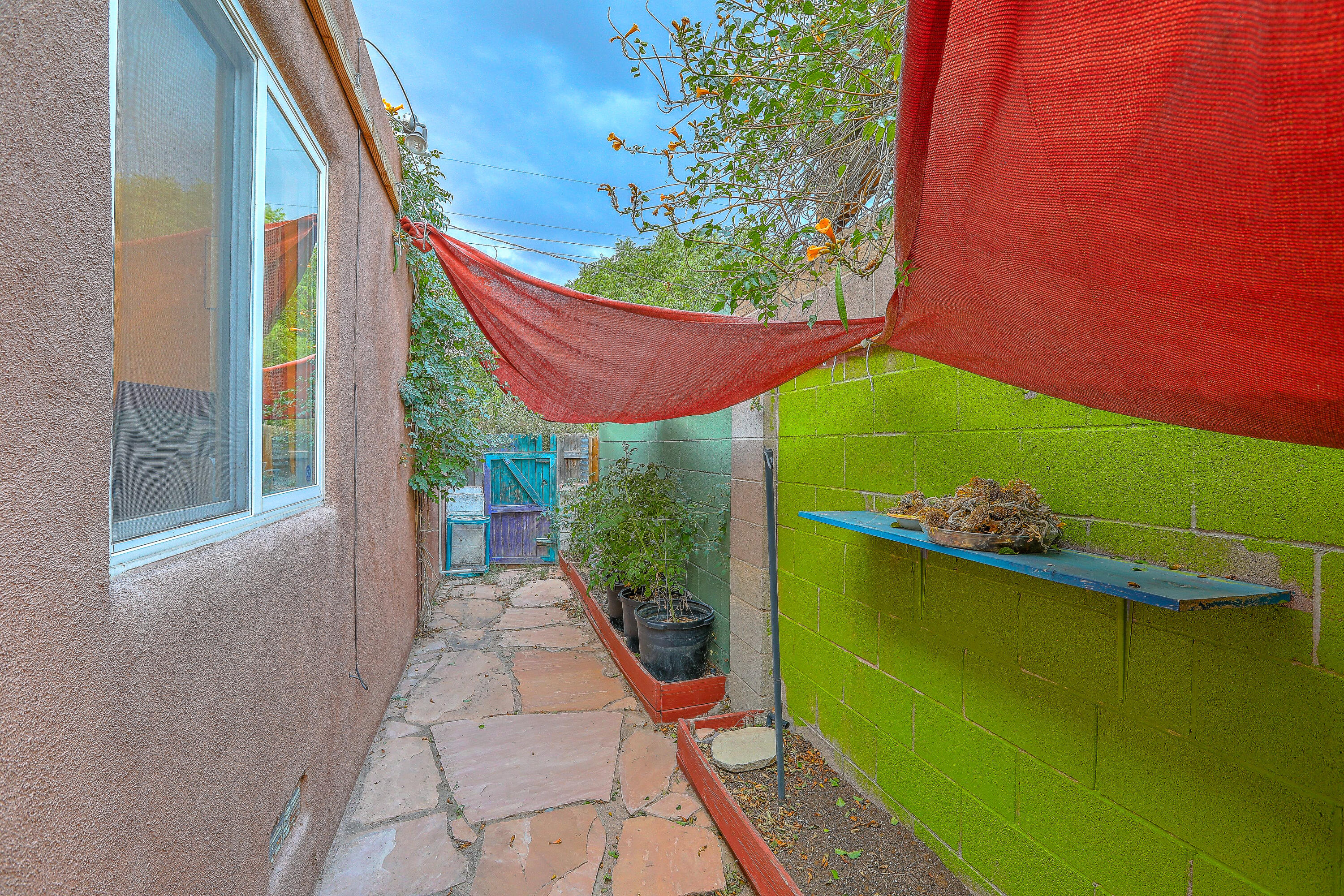 817 LAGUAYRA Drive NE