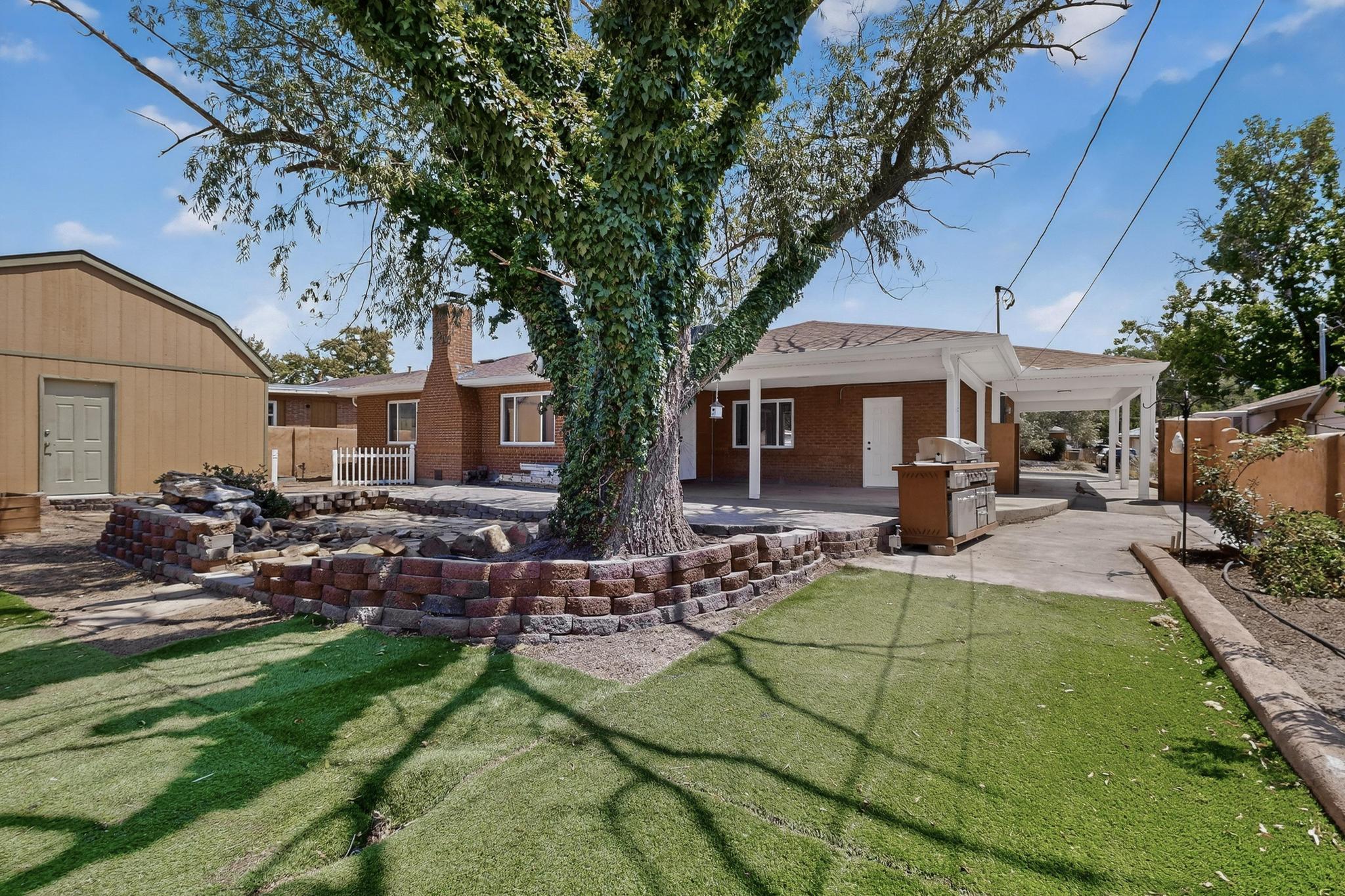 2027 VERMONT Street NE