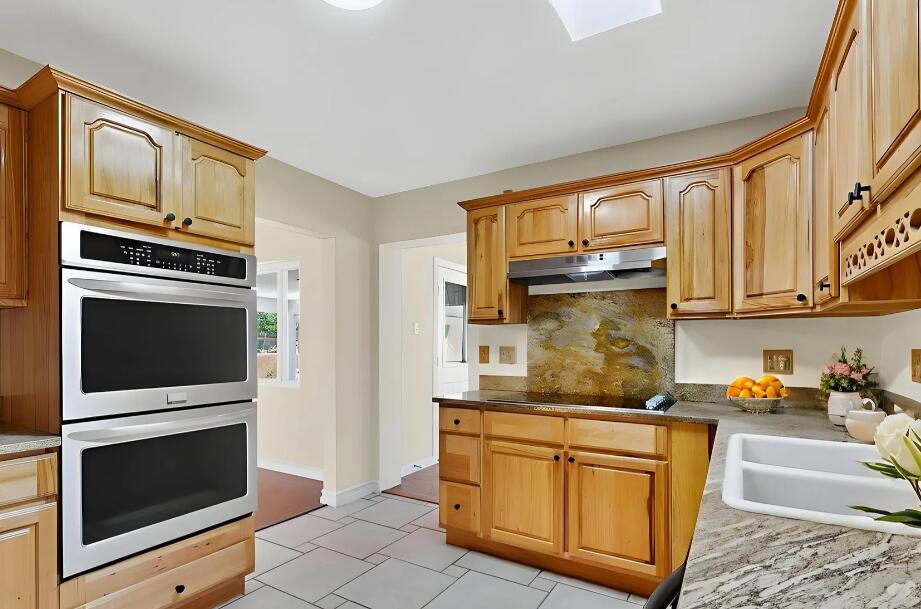 2027 VERMONT Street NE