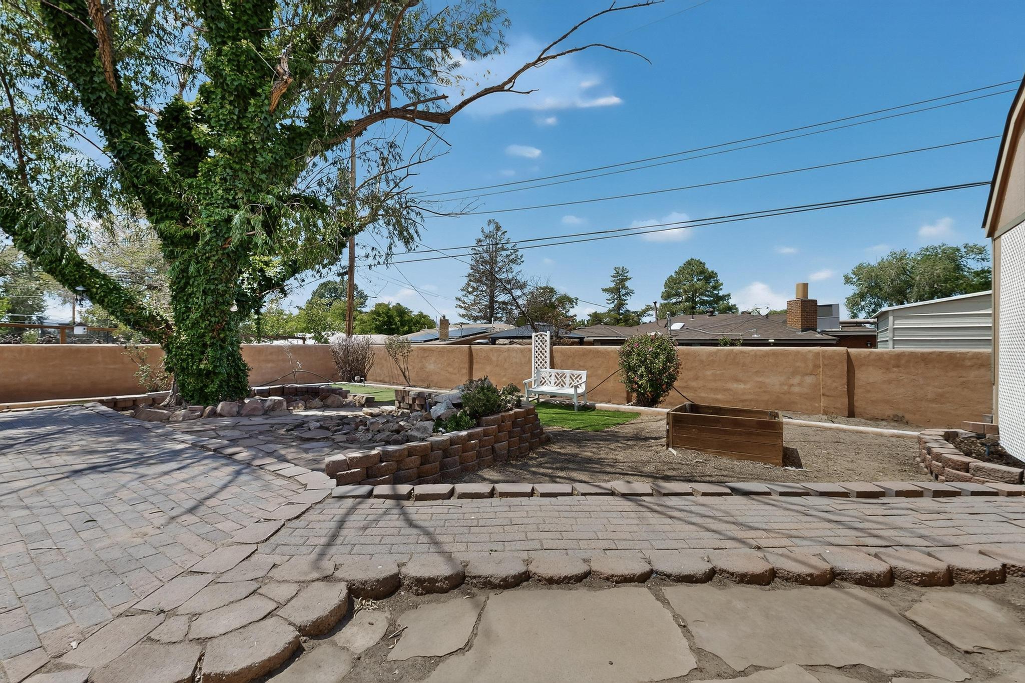 2027 VERMONT Street NE