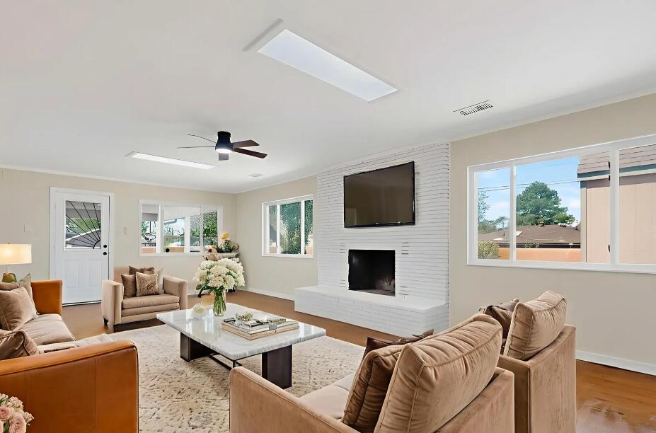 2027 VERMONT Street NE