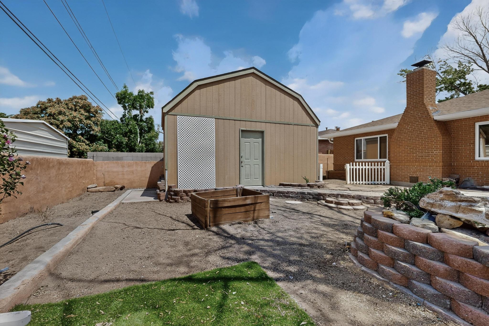 2027 VERMONT Street NE