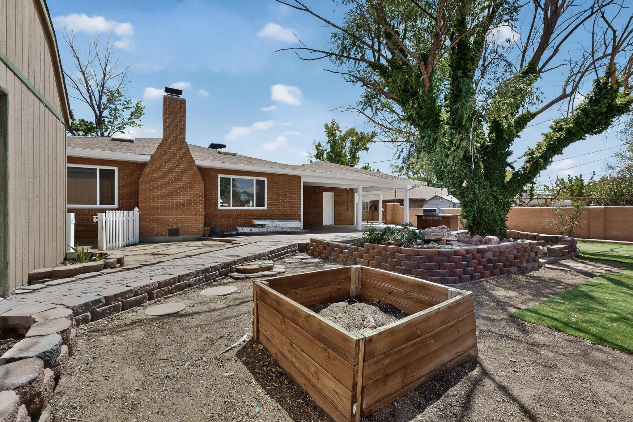 2027 VERMONT Street NE