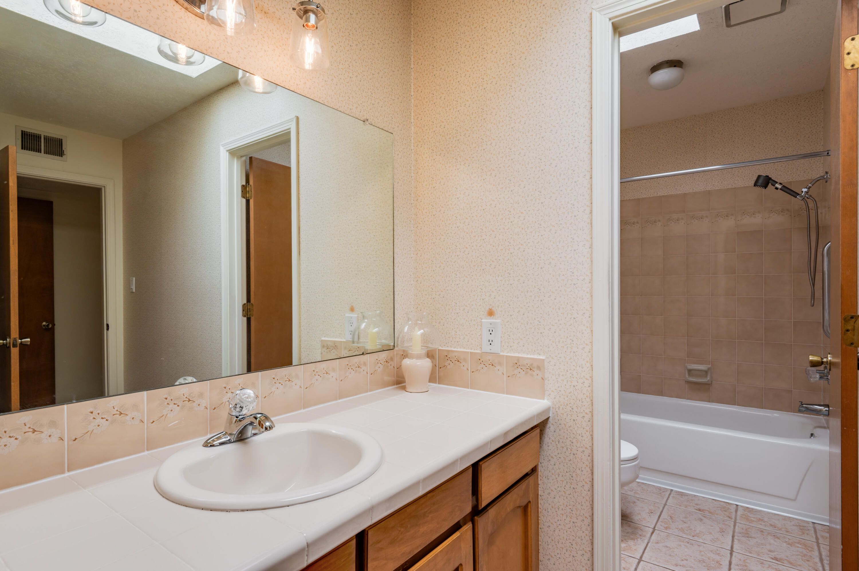 5504 COMPADRE Court NE