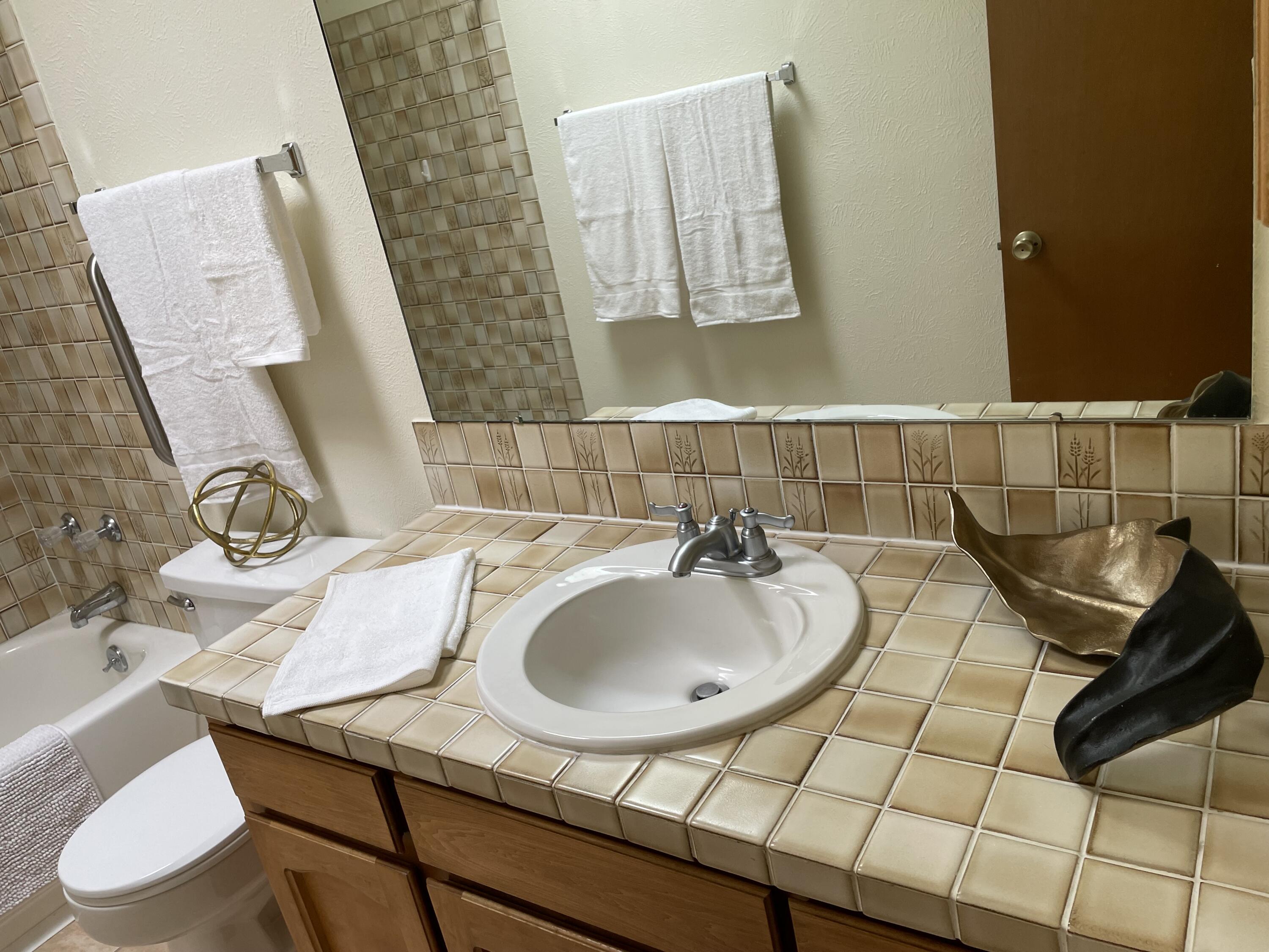 5504 COMPADRE Court NE