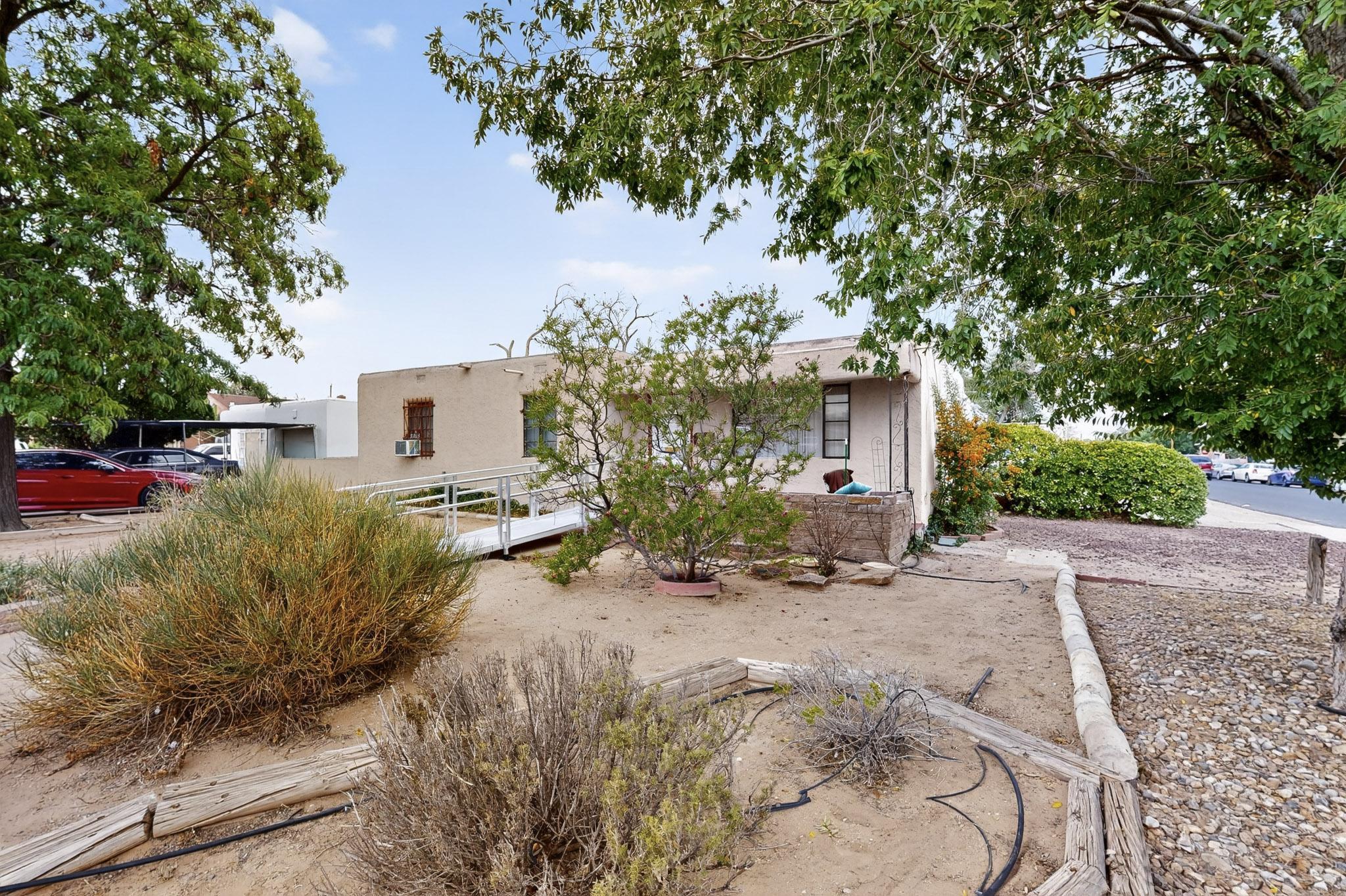 601 PALOMAS Drive SE