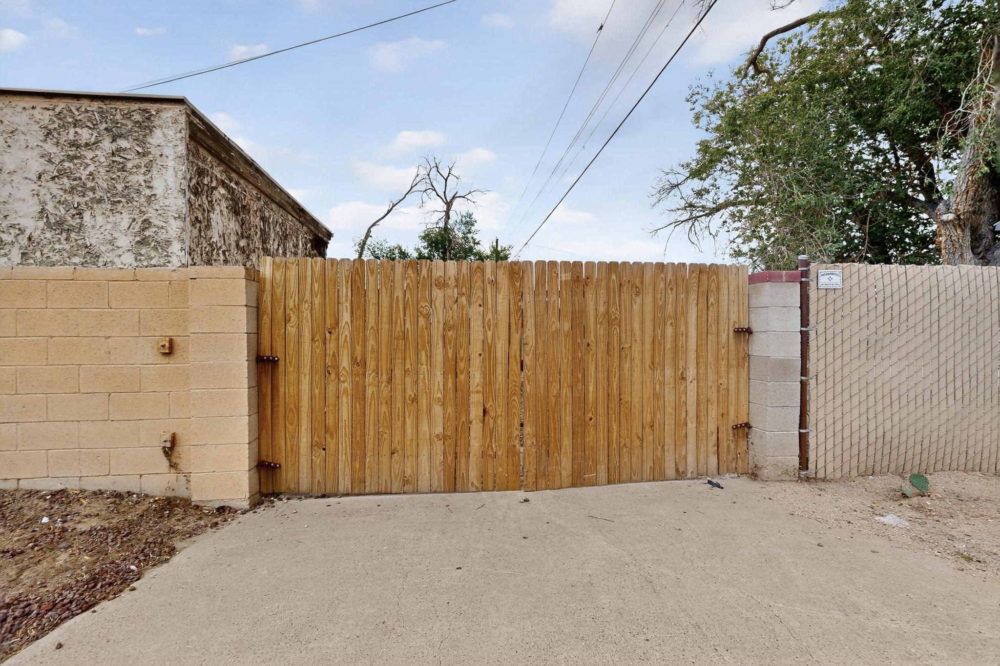 601 PALOMAS Drive SE