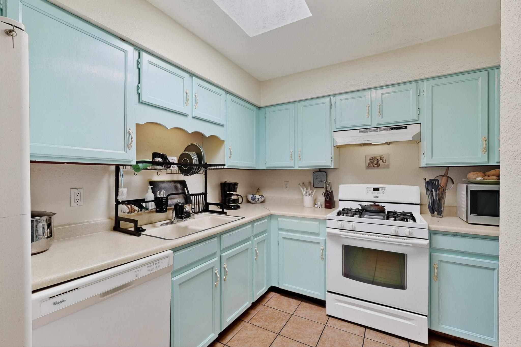 6824 CLEGHORN Road NW