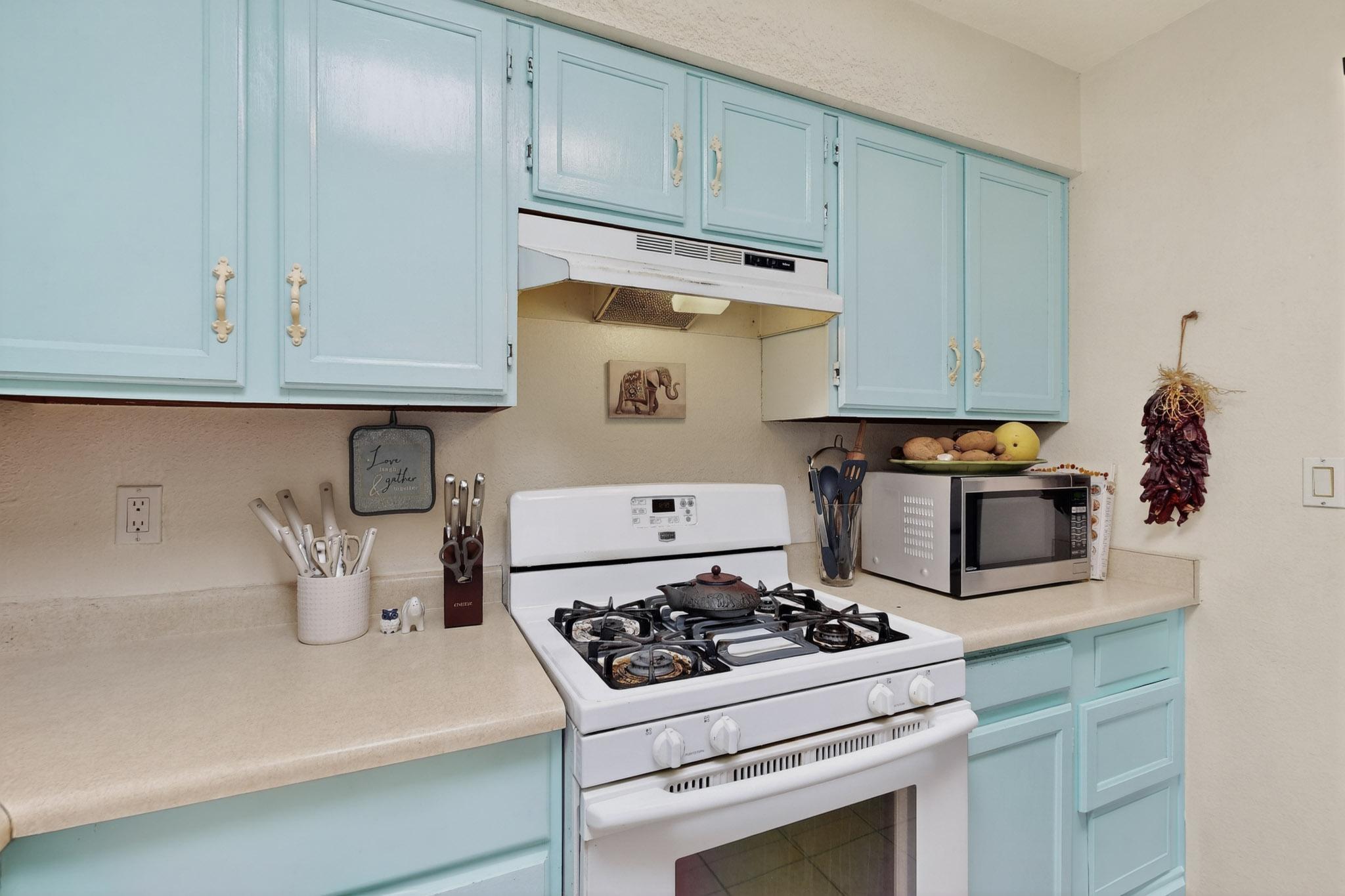 6824 CLEGHORN Road NW