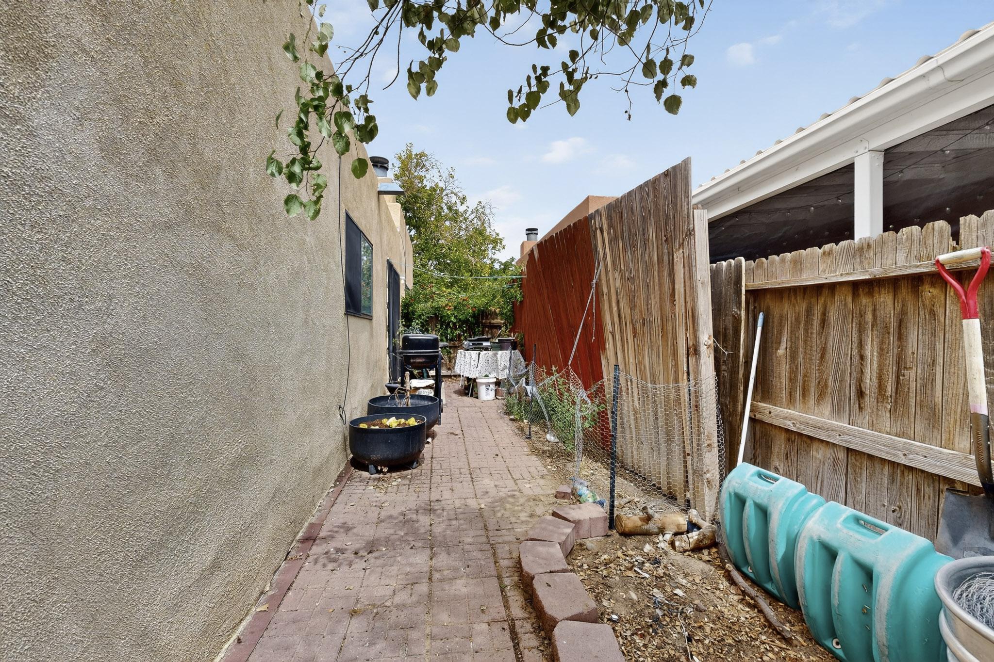 6824 CLEGHORN Road NW