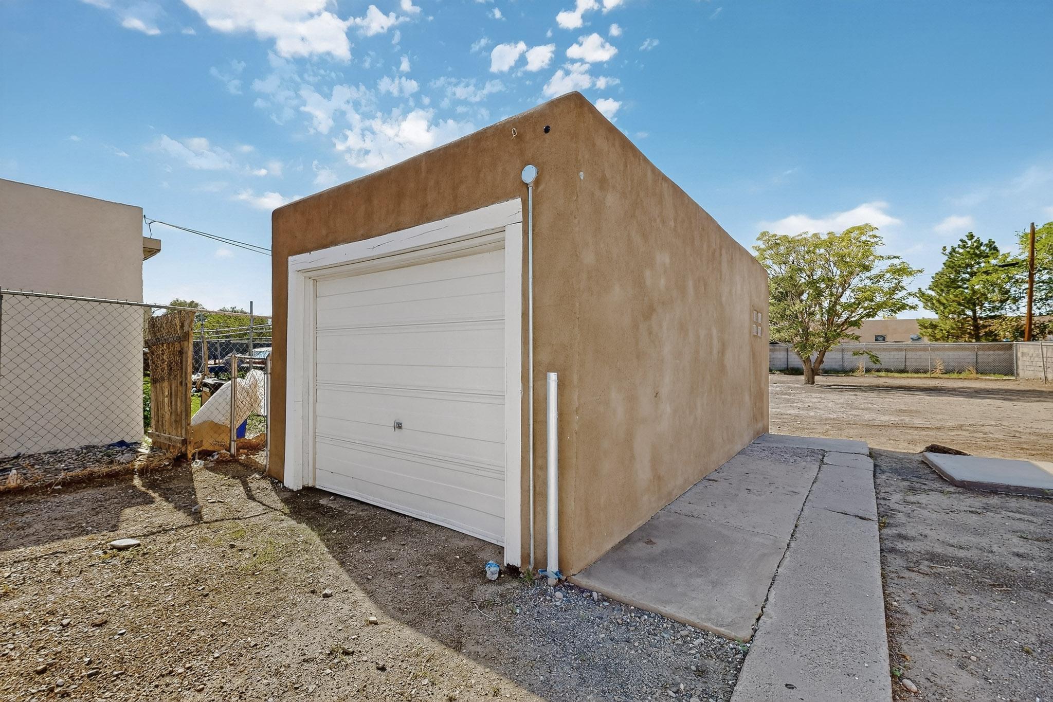 232 CANDELARIA Road NW