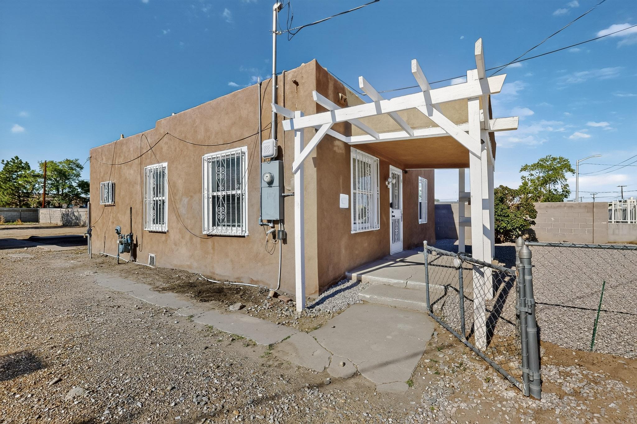 232 CANDELARIA Road NW