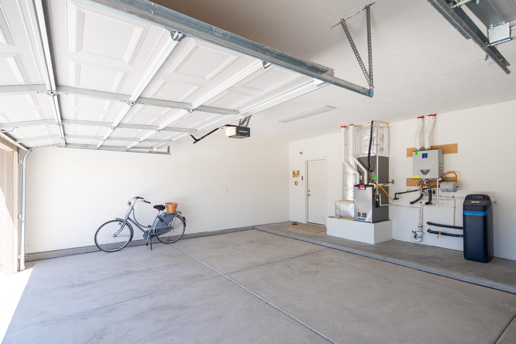 6124 SANTA FE TRAIL Drive NE