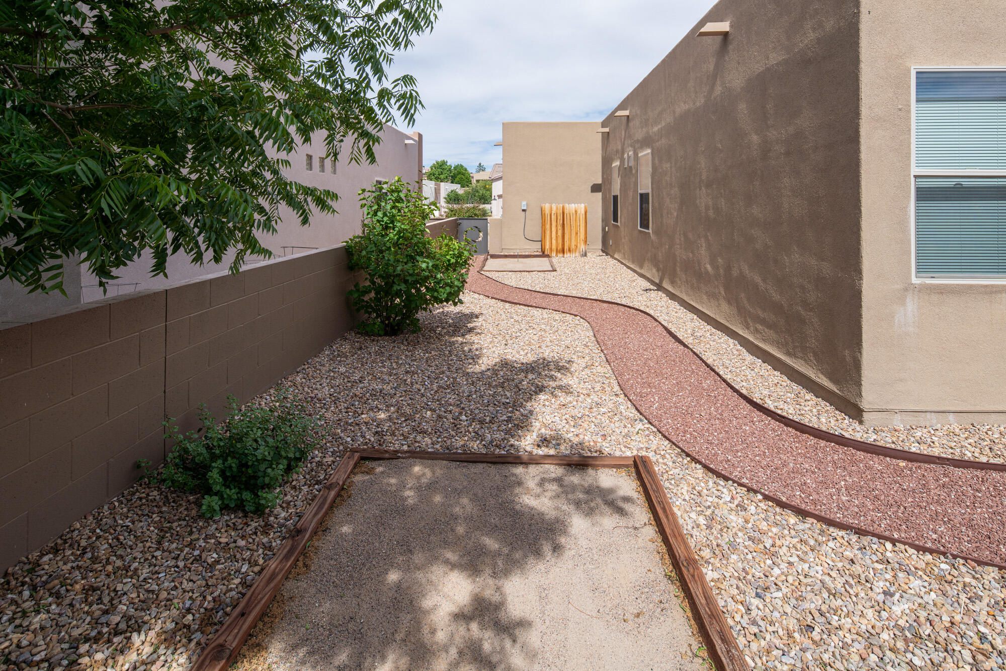 6124 SANTA FE TRAIL Drive NE