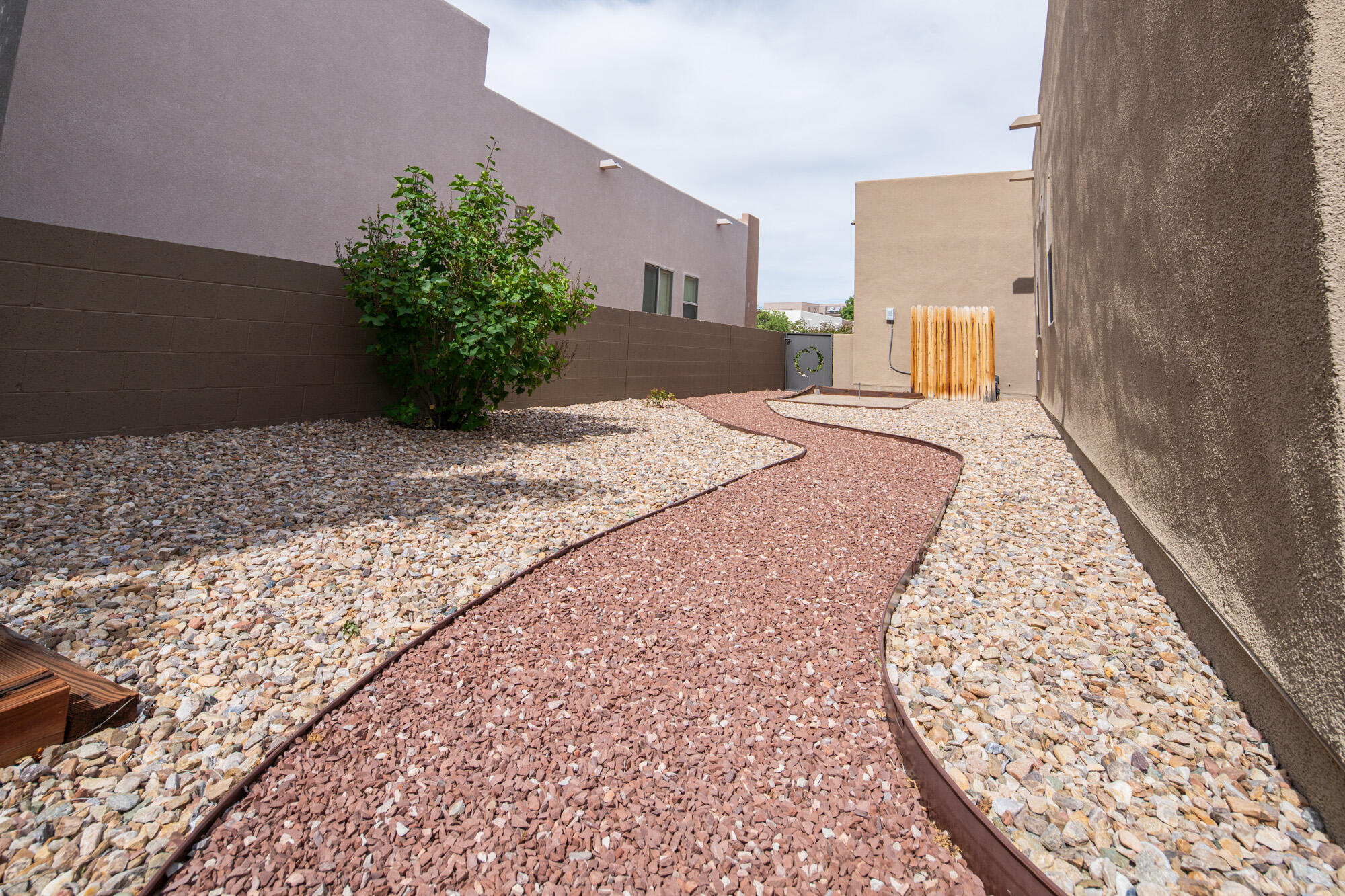 6124 SANTA FE TRAIL Drive NE