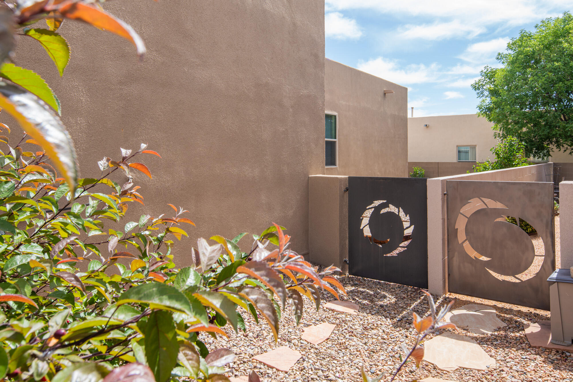 6124 SANTA FE TRAIL Drive NE