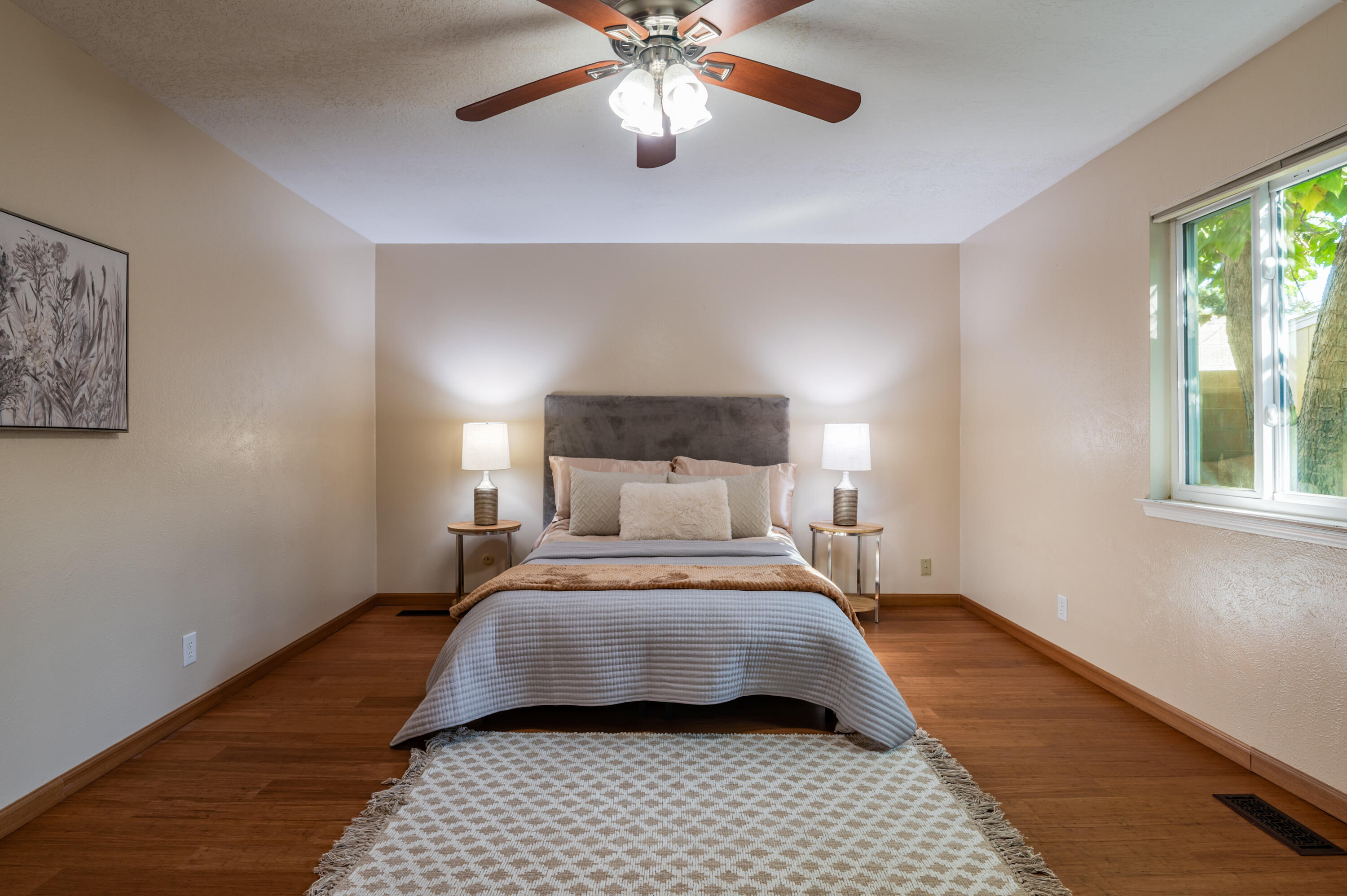 7933 ACADEMY Trail NE