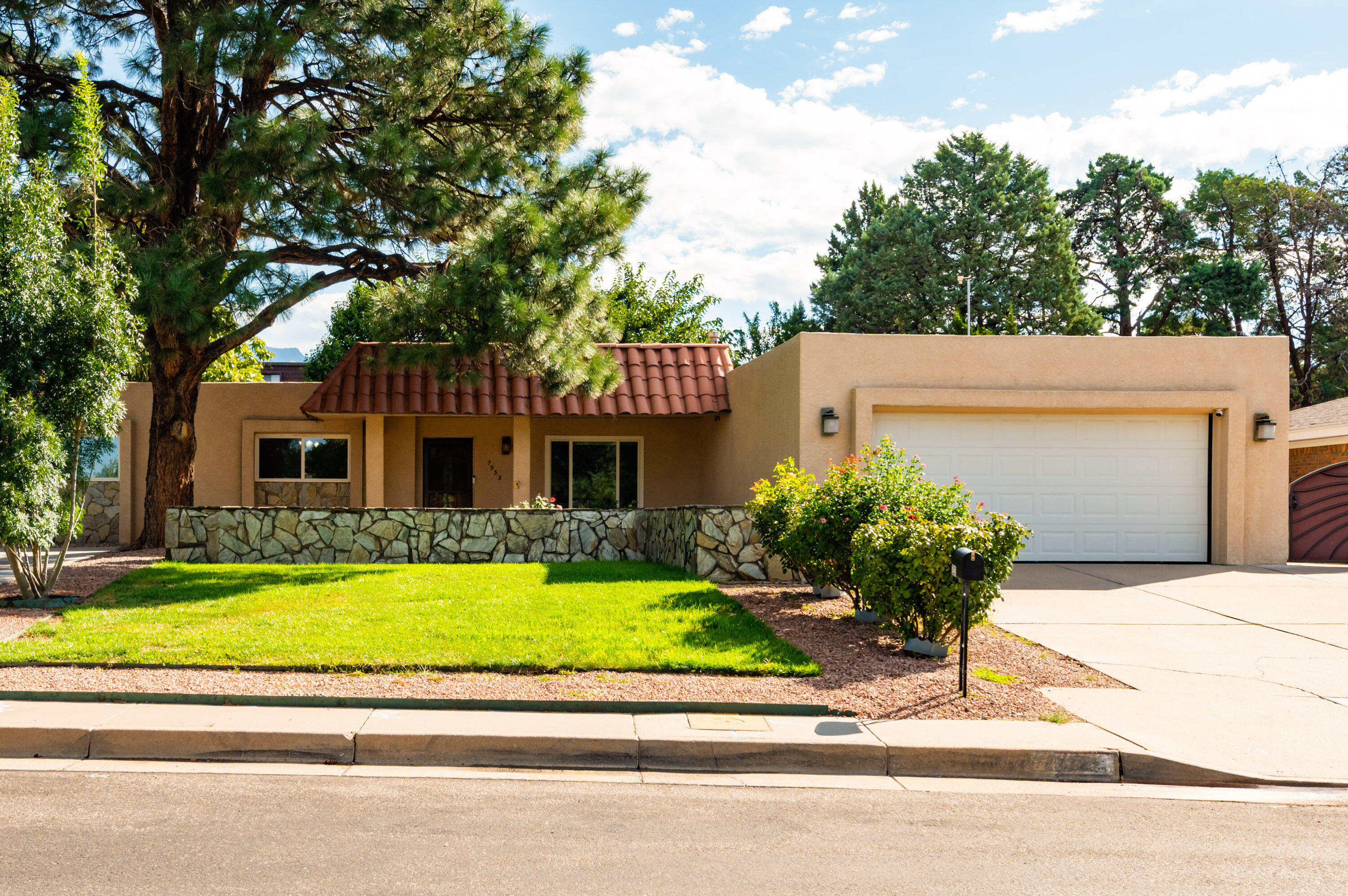 7933 ACADEMY Trail NE