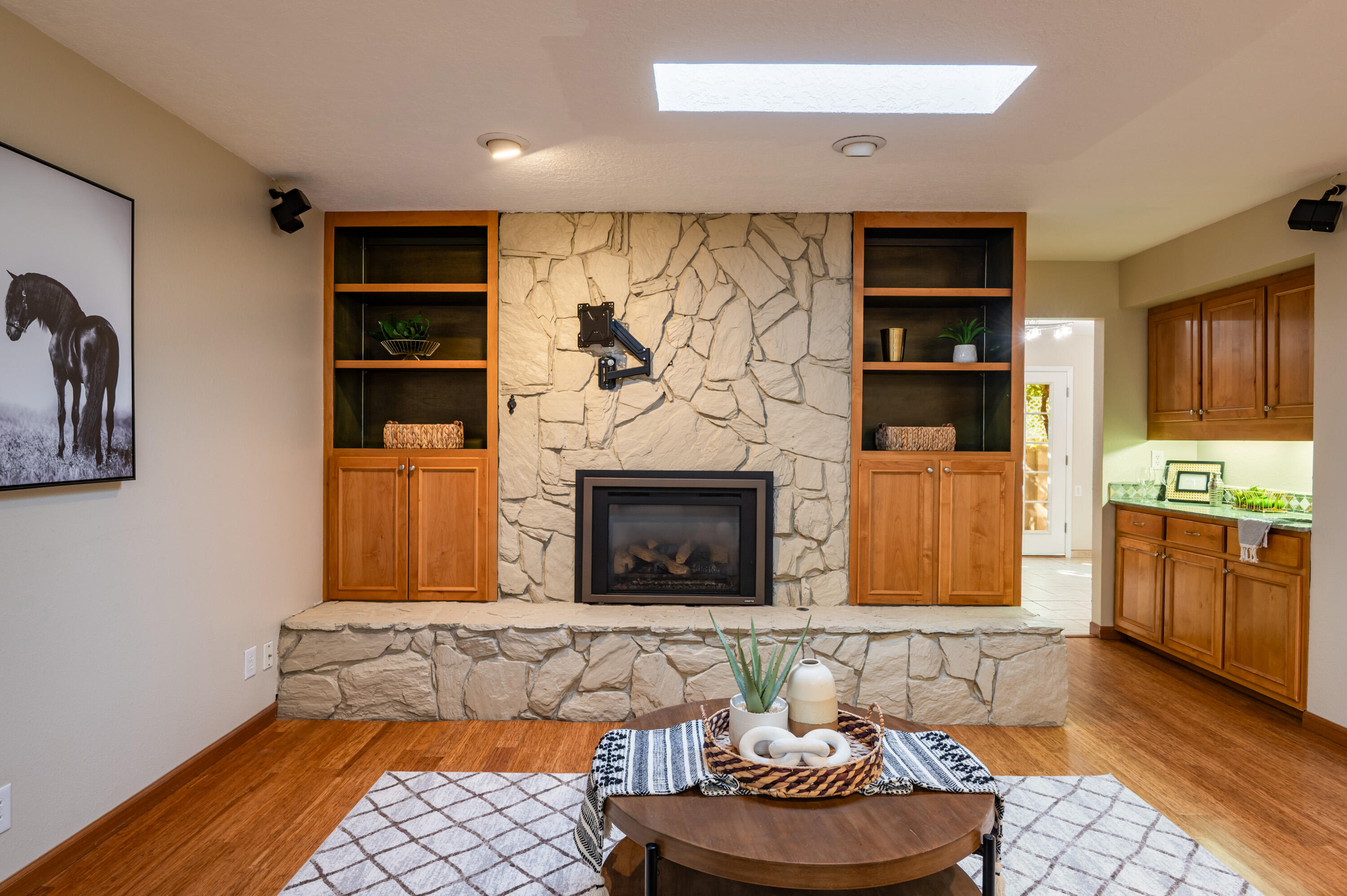 7933 ACADEMY Trail NE