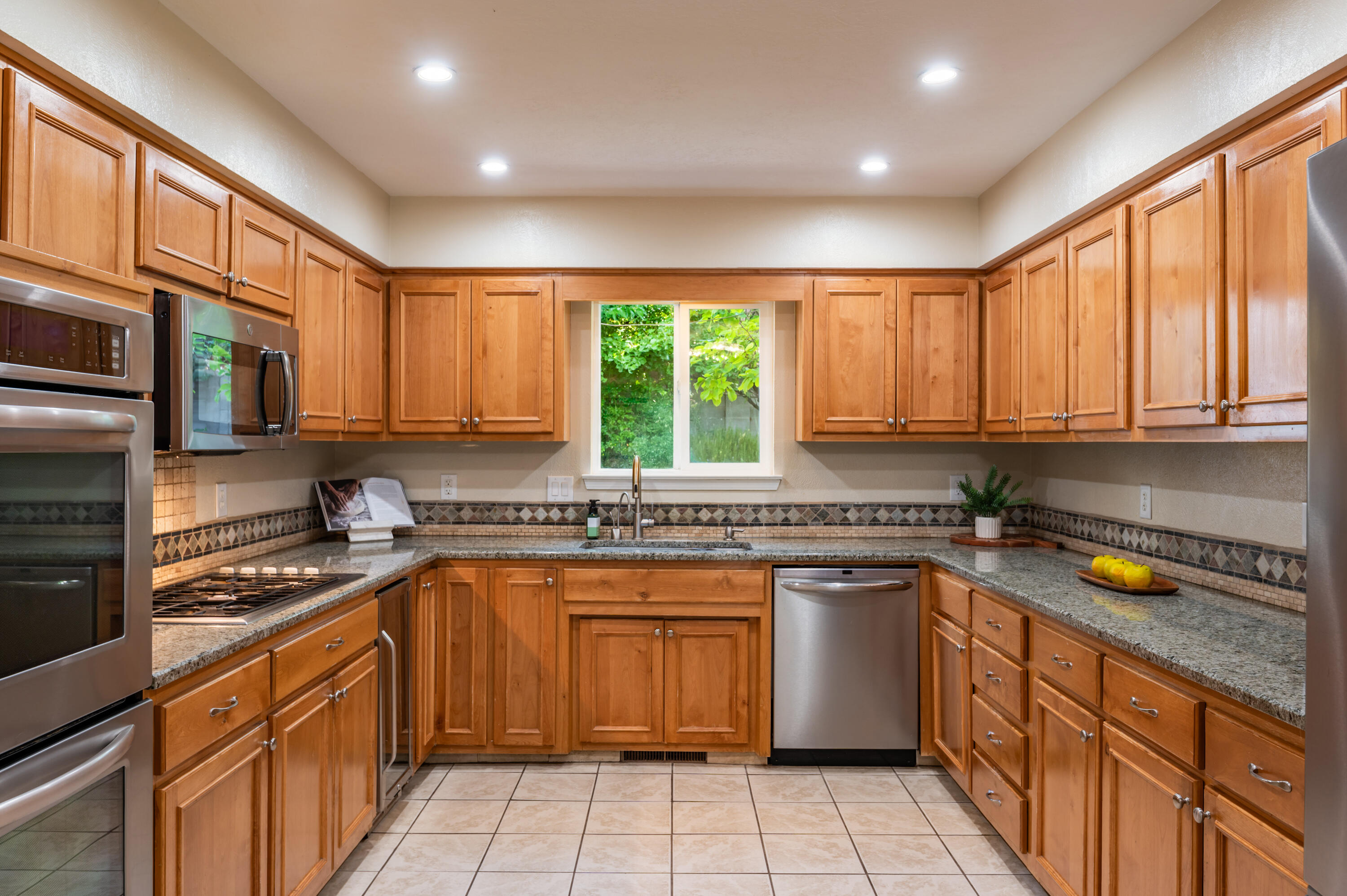 7933 ACADEMY Trail NE